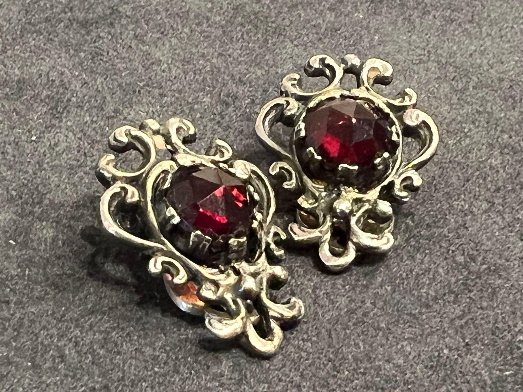 Designed as clips, crafted in 925 silver, 
artfully detailed all over, 
these Retro Clip on earrings 
each feature a Natural Bohemian Garnet, 
faceted, each measuring 8mm x 8mm 

Total item's weight: 0.8gr. 
Length: 25mm