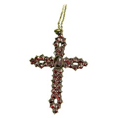Collier pendentif croix en grenat de Bohème de style victorien ancien