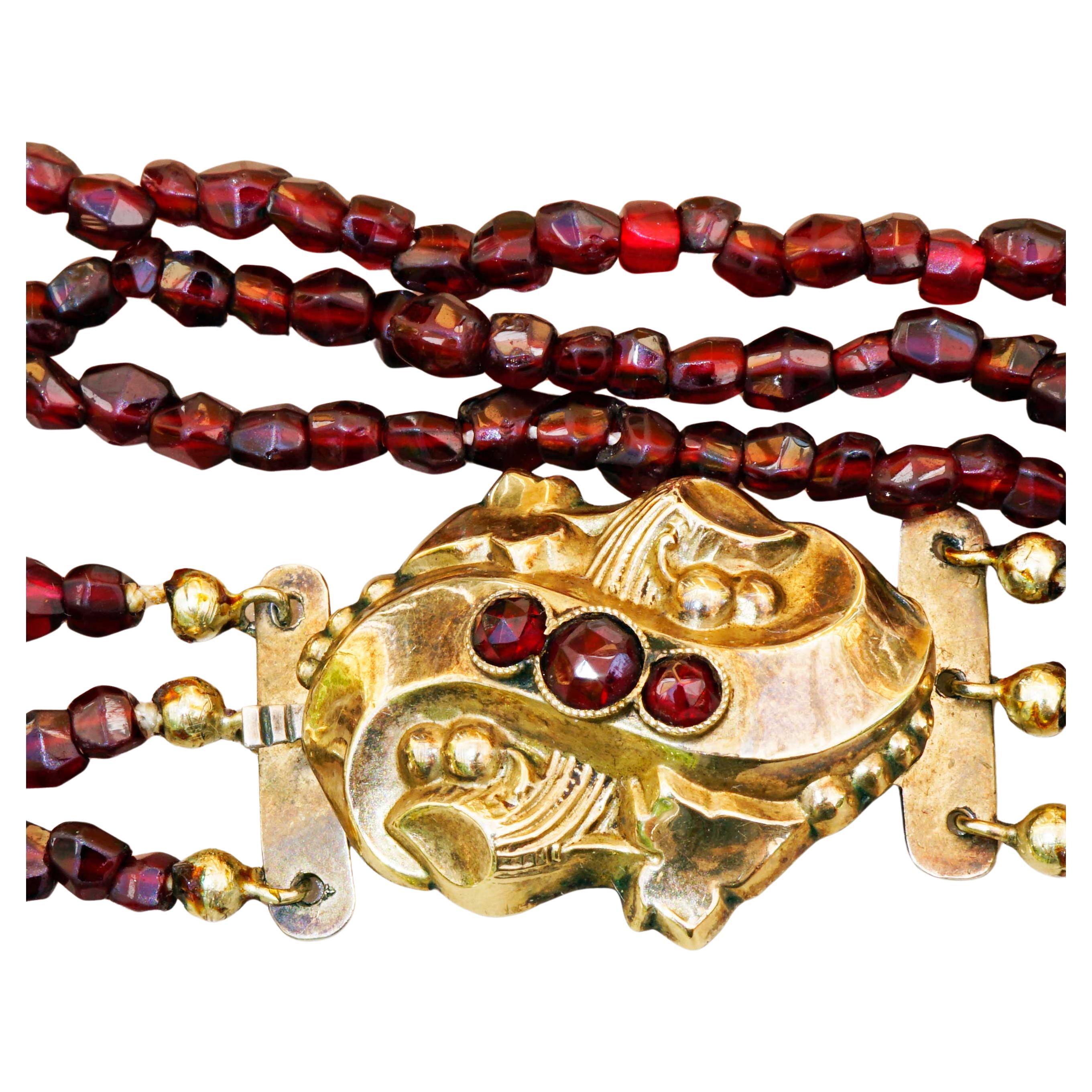 Este fino collar se fabricó en Bohemia hacia 1850-1900. La gonorrea Historismus tiene ornamentos decorativos típicos y está decorada con 3  El brazalete está fabricado en tombak.  y lleva otras marcas de Bohemia. Mide 3,2 x 2,2 cm y está en muy buen