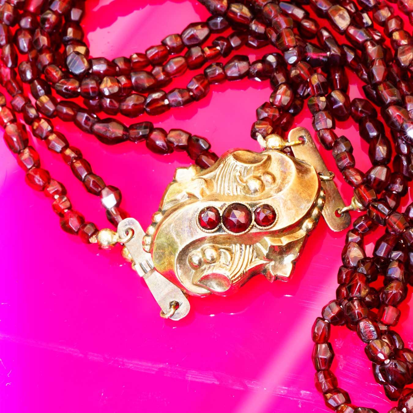 Collar bohemio de granate  1850-1900 Tombak República Checa Piedras de carbunclo en venta 1
