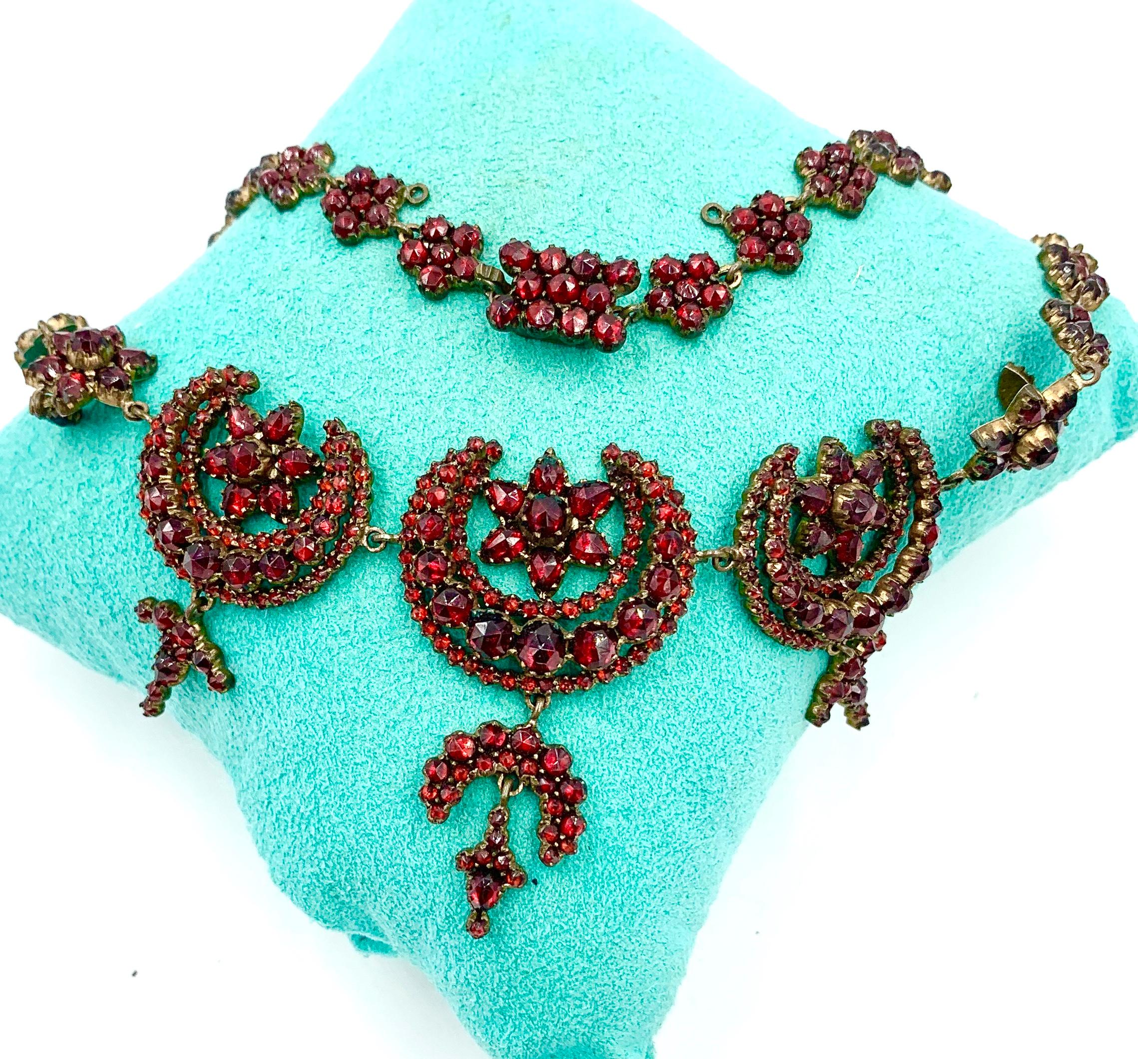 Collier, bracelet et boucles d'oreilles en grenat de Bohème, étoile de lune, qualité musée victorien en vente 4