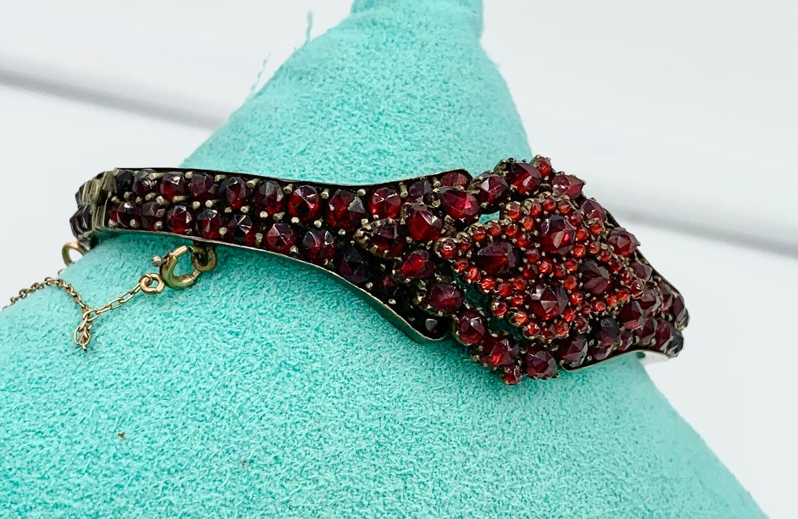 Collier, bracelet et boucles d'oreilles en grenat de Bohème, étoile de lune, qualité musée victorien en vente 12