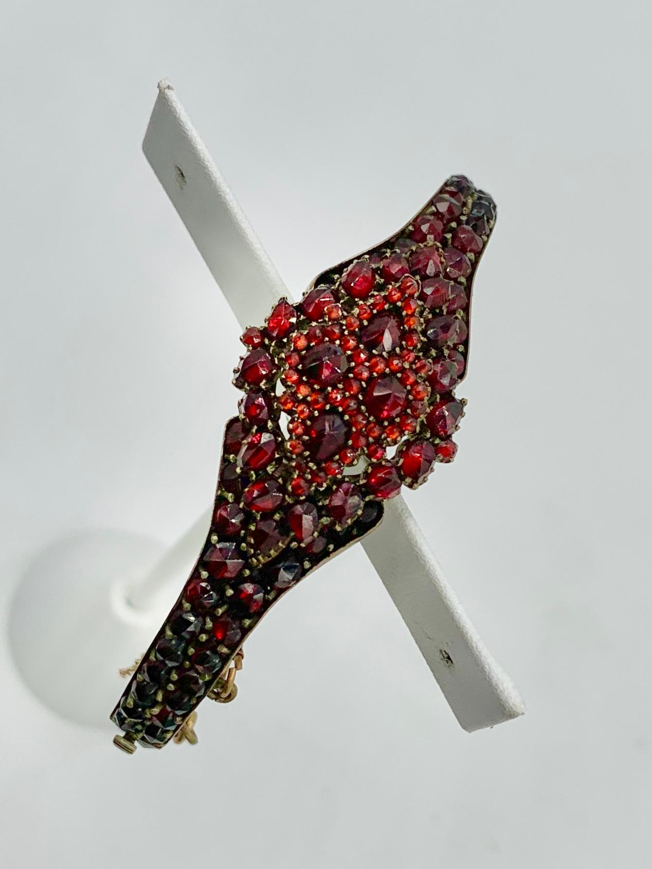 Victorien Collier, bracelet et boucles d'oreilles en grenat de Bohème, étoile de lune, qualité musée victorien en vente
