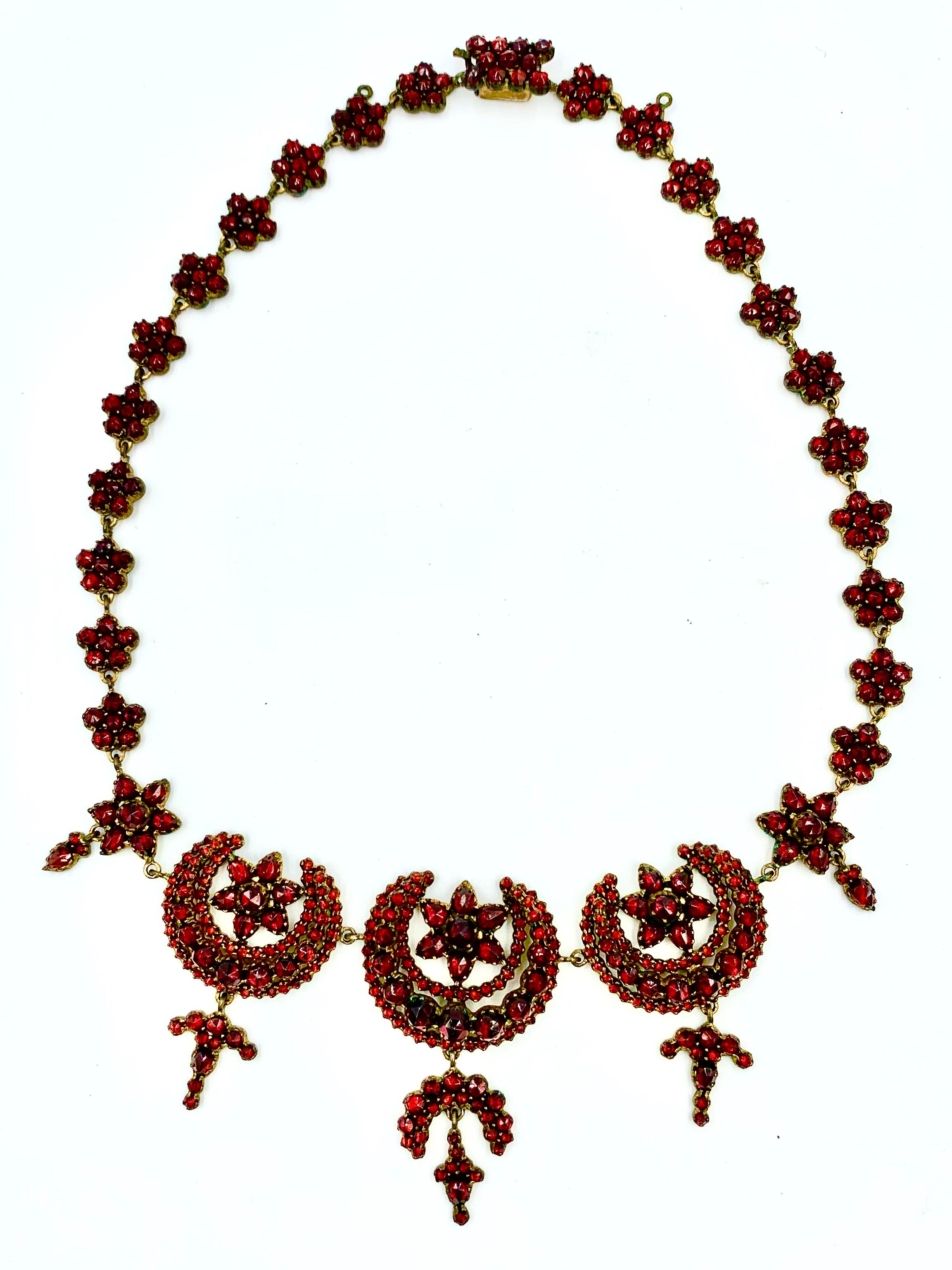 Taille mixte Collier, bracelet et boucles d'oreilles en grenat de Bohème, étoile de lune, qualité musée victorien en vente
