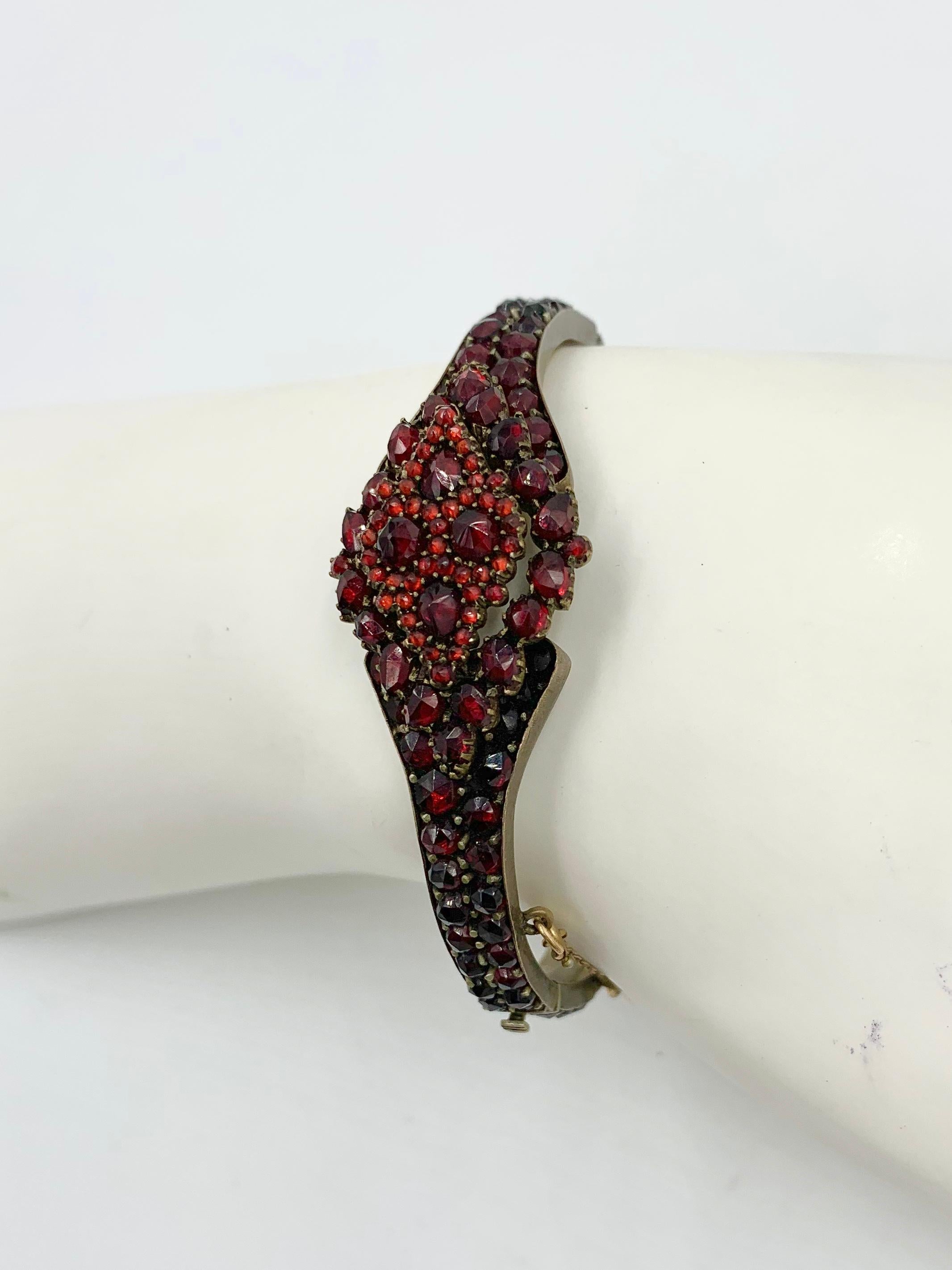 Collier, bracelet et boucles d'oreilles en grenat de Bohème, étoile de lune, qualité musée victorien Pour femmes en vente