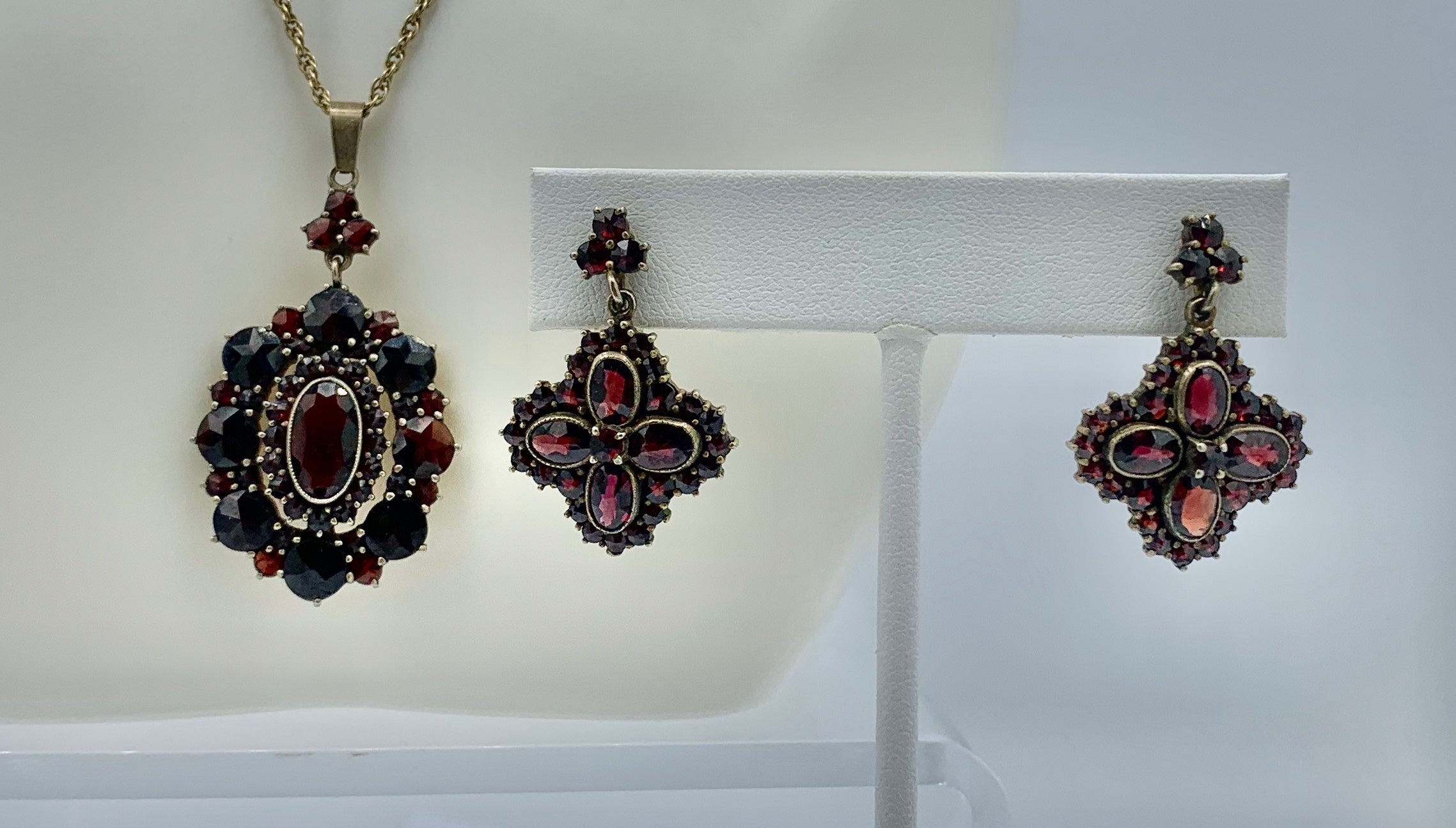 Mixed Cut Bohemian Garnet Pendant Necklace Earrings Antique Victorian For Sale