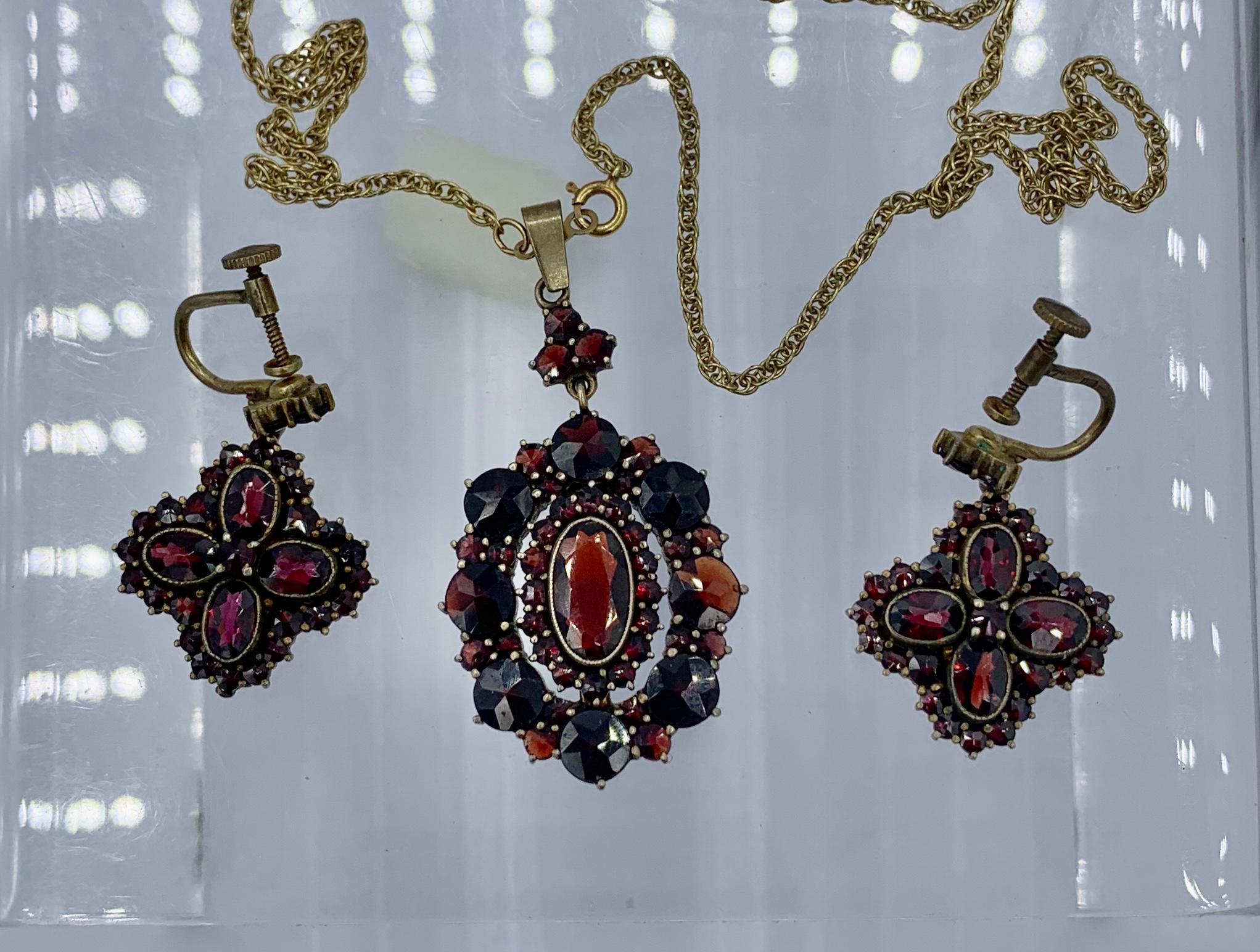 Bohemian Garnet Pendant Necklace Earrings Antique Victorian In Good Condition For Sale In New York, NY