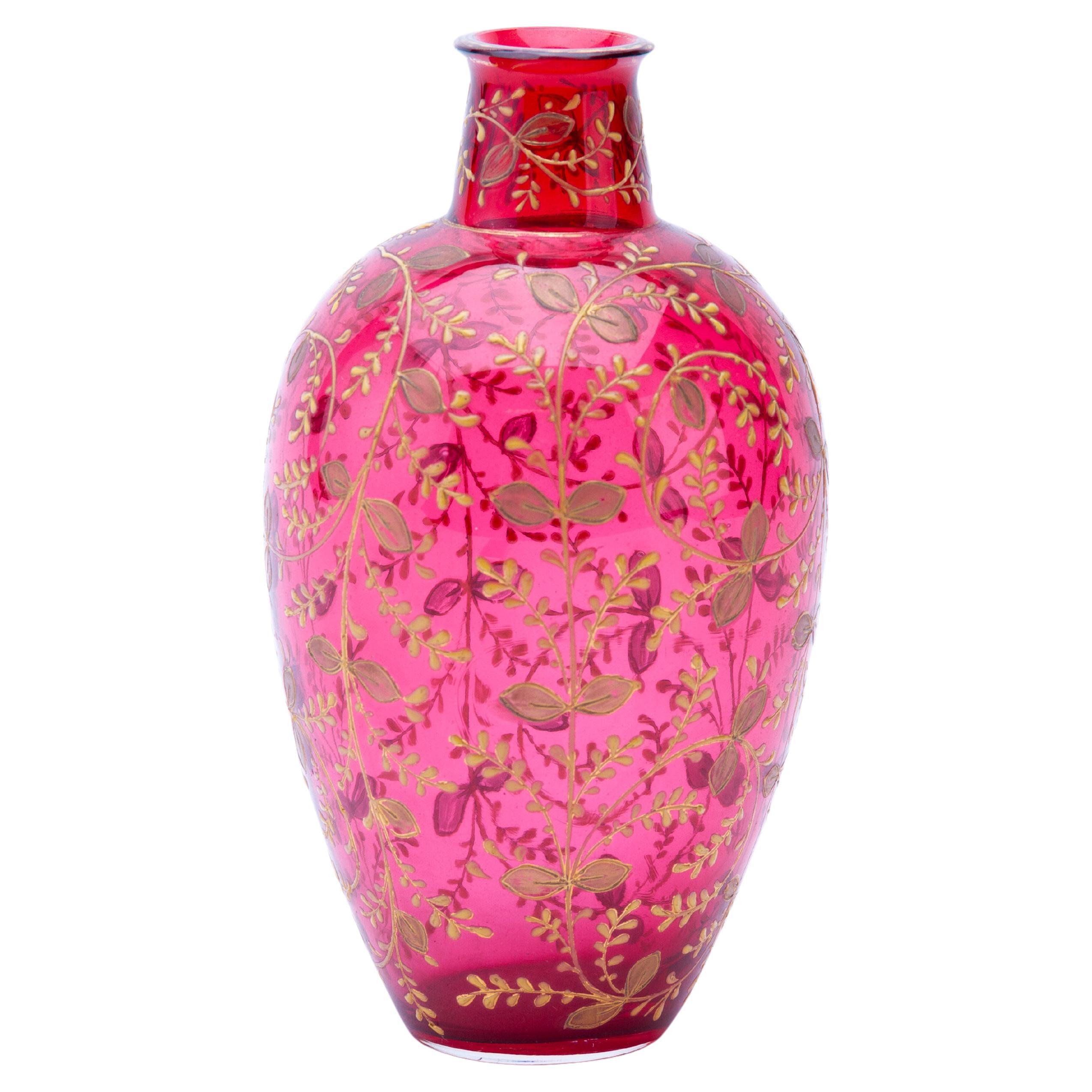 Böhmische Vase aus vergoldetem, emailliertem Preiselbeerglas mit Blumenmuster 