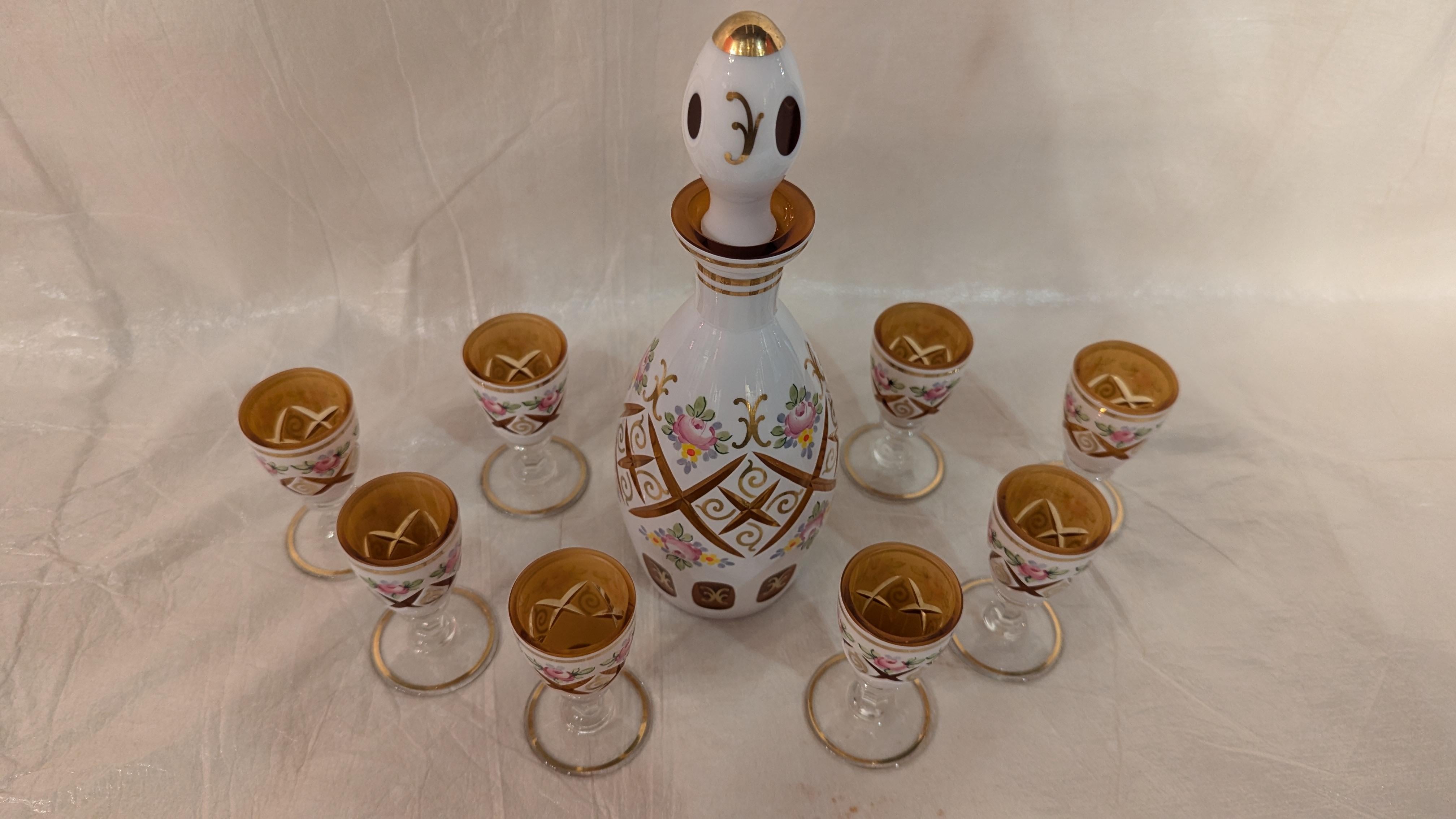 Splendida lavorazione del vetro di Boemia con vetro bianco incamiciato su un raro vetro giallo, tagliato a colori.  Dettagli dipinti in oro e rose rosa intorno.  Decanter con tappo 10