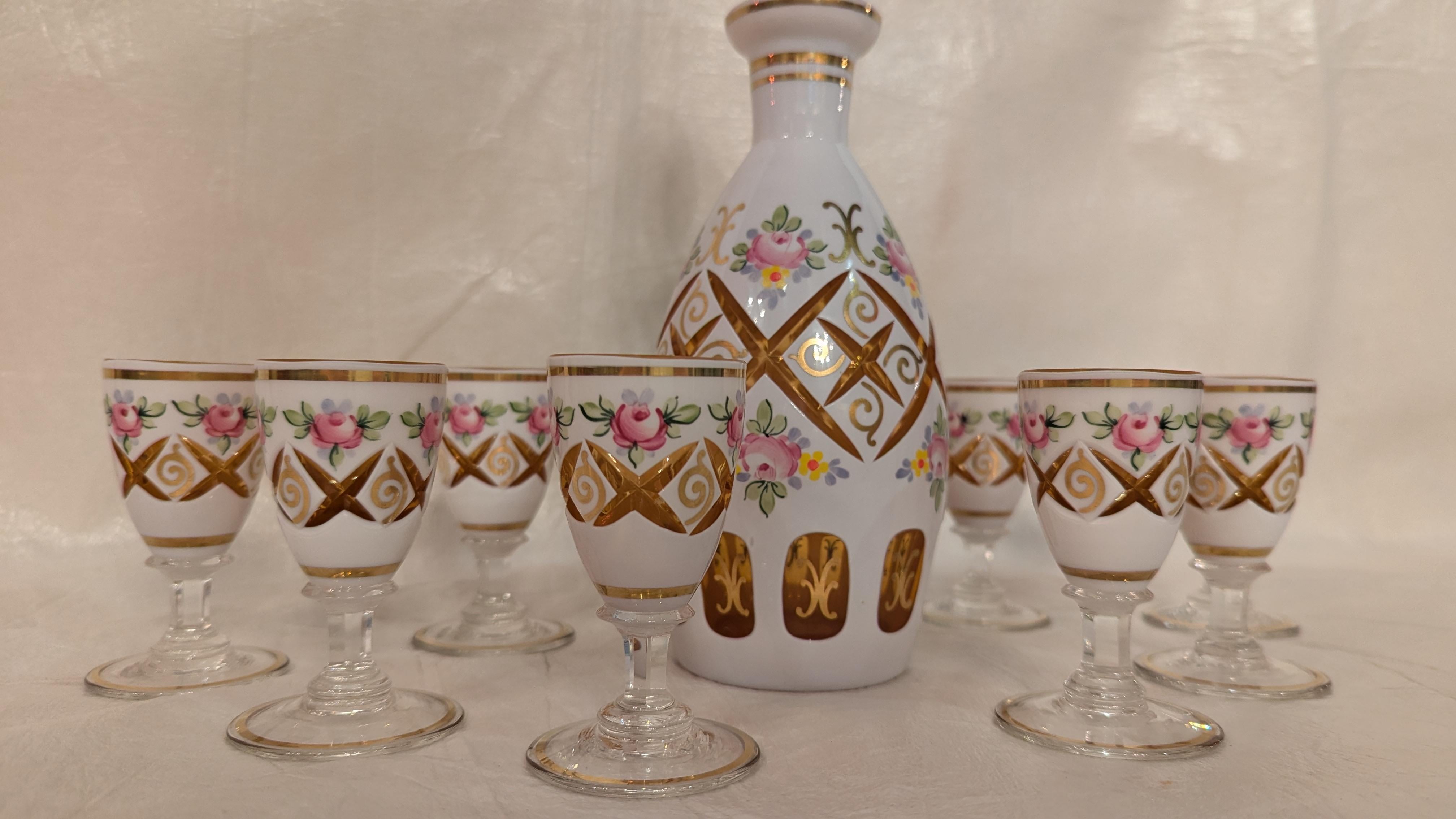 Hollywood Regency Decanter in vetro di Boemia e 8 cordiali - 9 pezzi in vendita