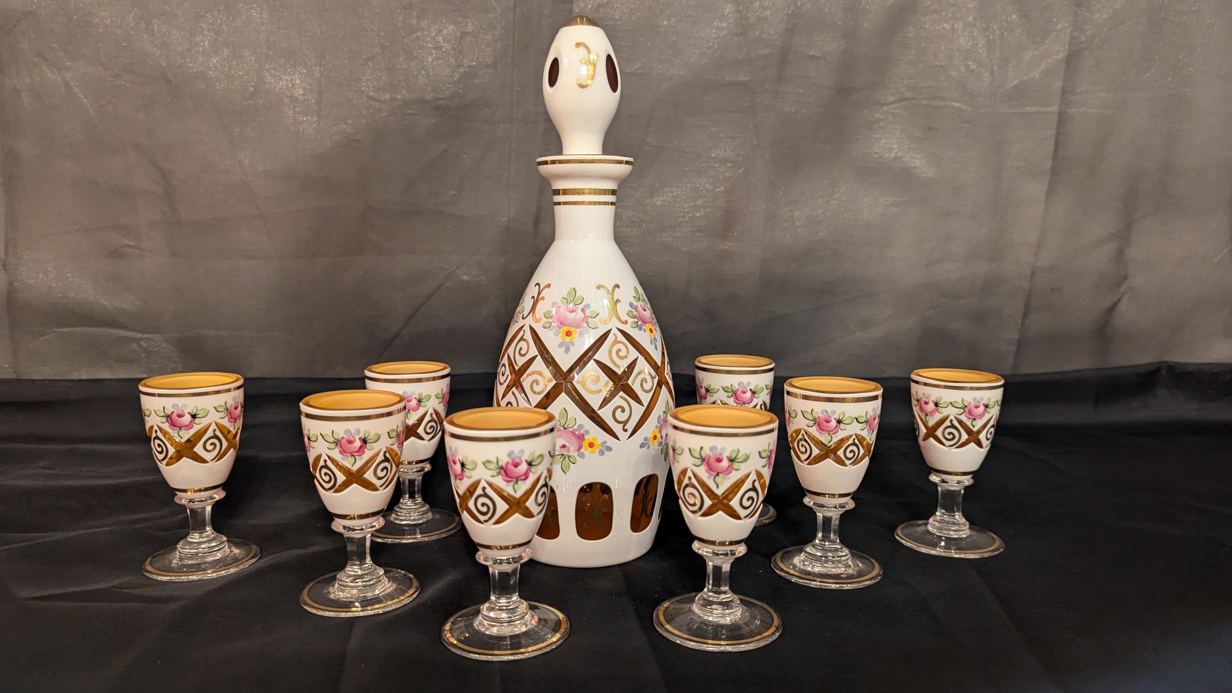 Ceco Decanter in vetro di Boemia e 8 cordiali - 9 pezzi in vendita