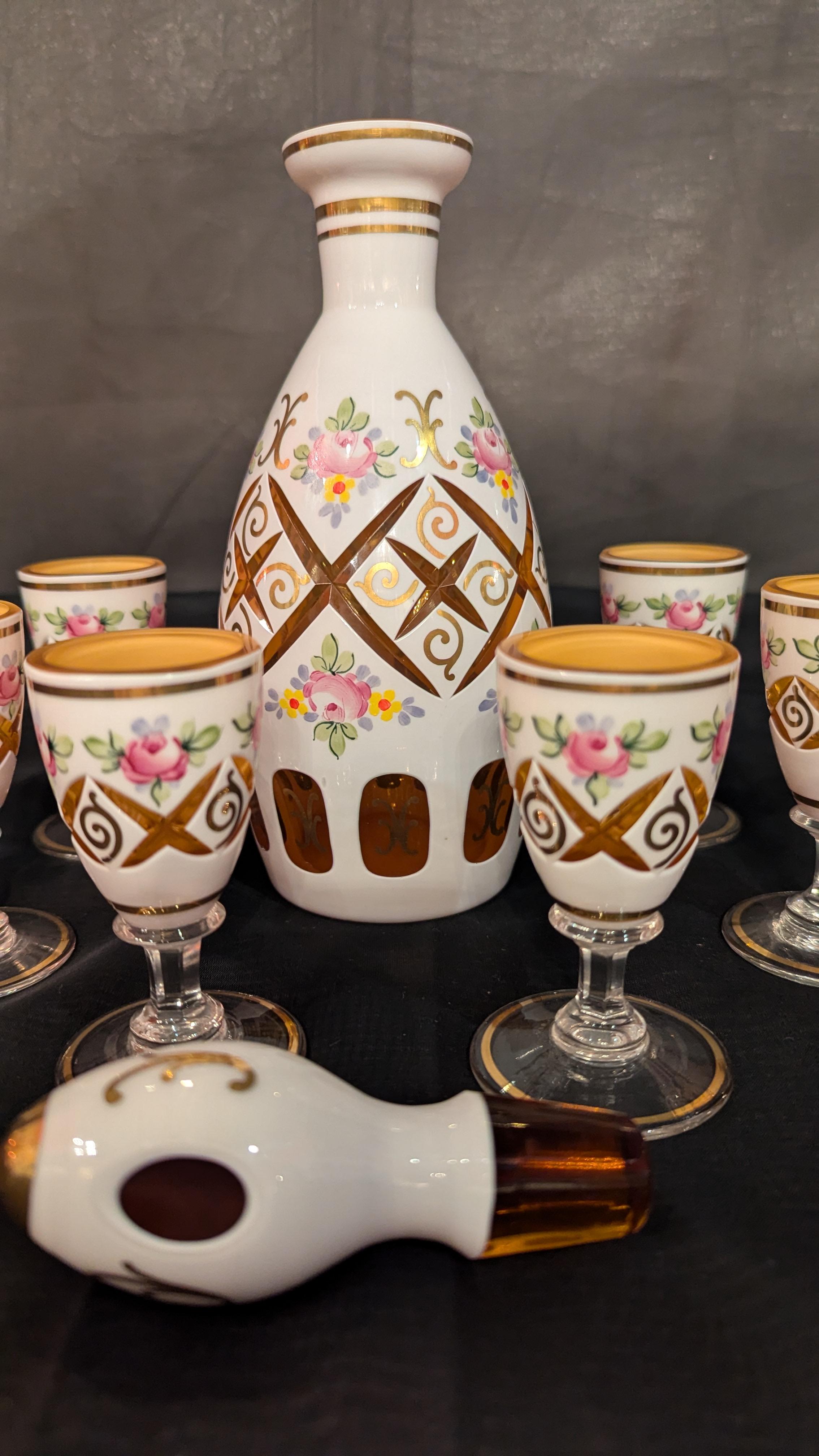 XX secolo Decanter in vetro di Boemia e 8 cordiali - 9 pezzi in vendita