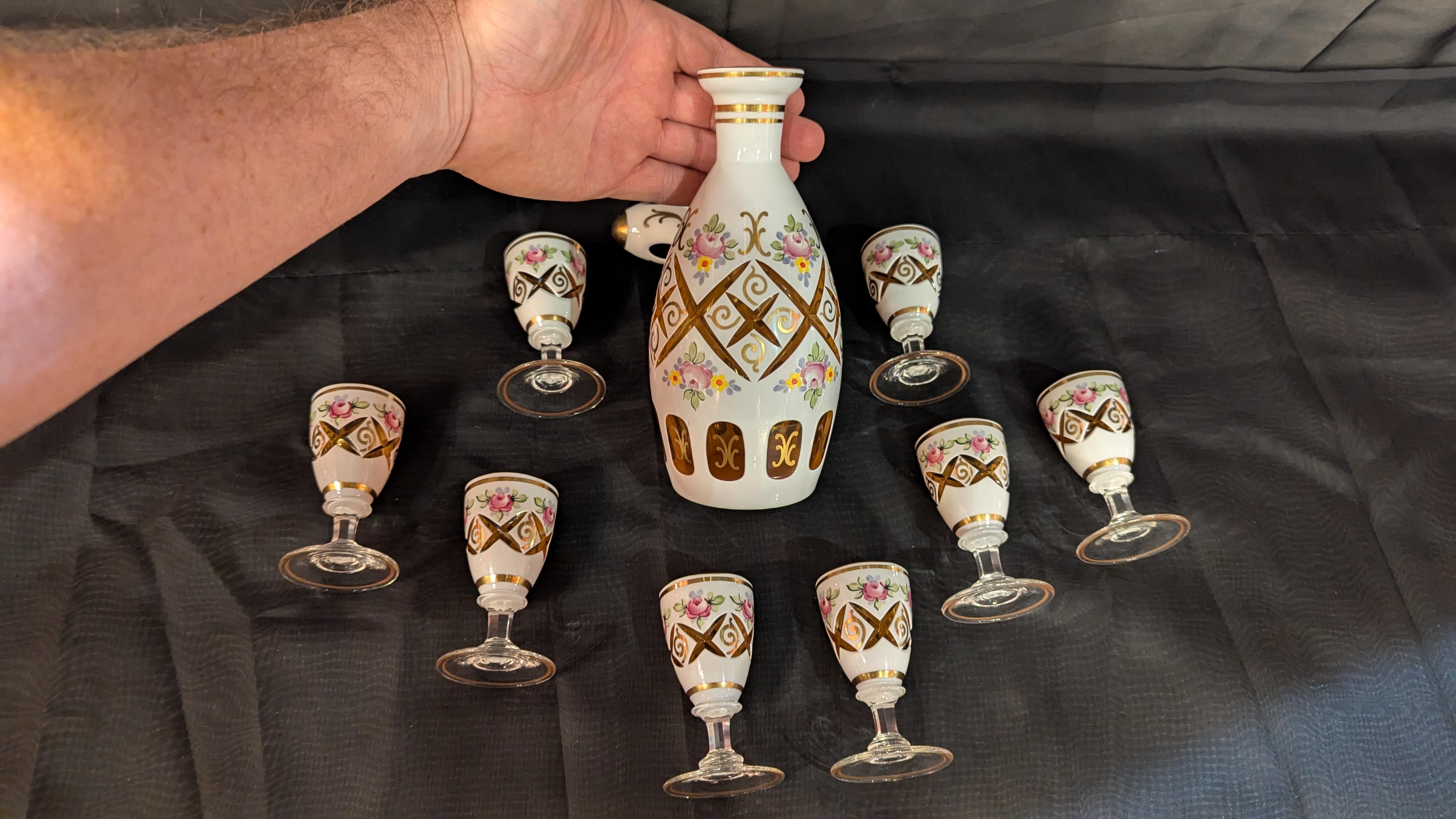 Vetro artistico Decanter in vetro di Boemia e 8 cordiali - 9 pezzi in vendita