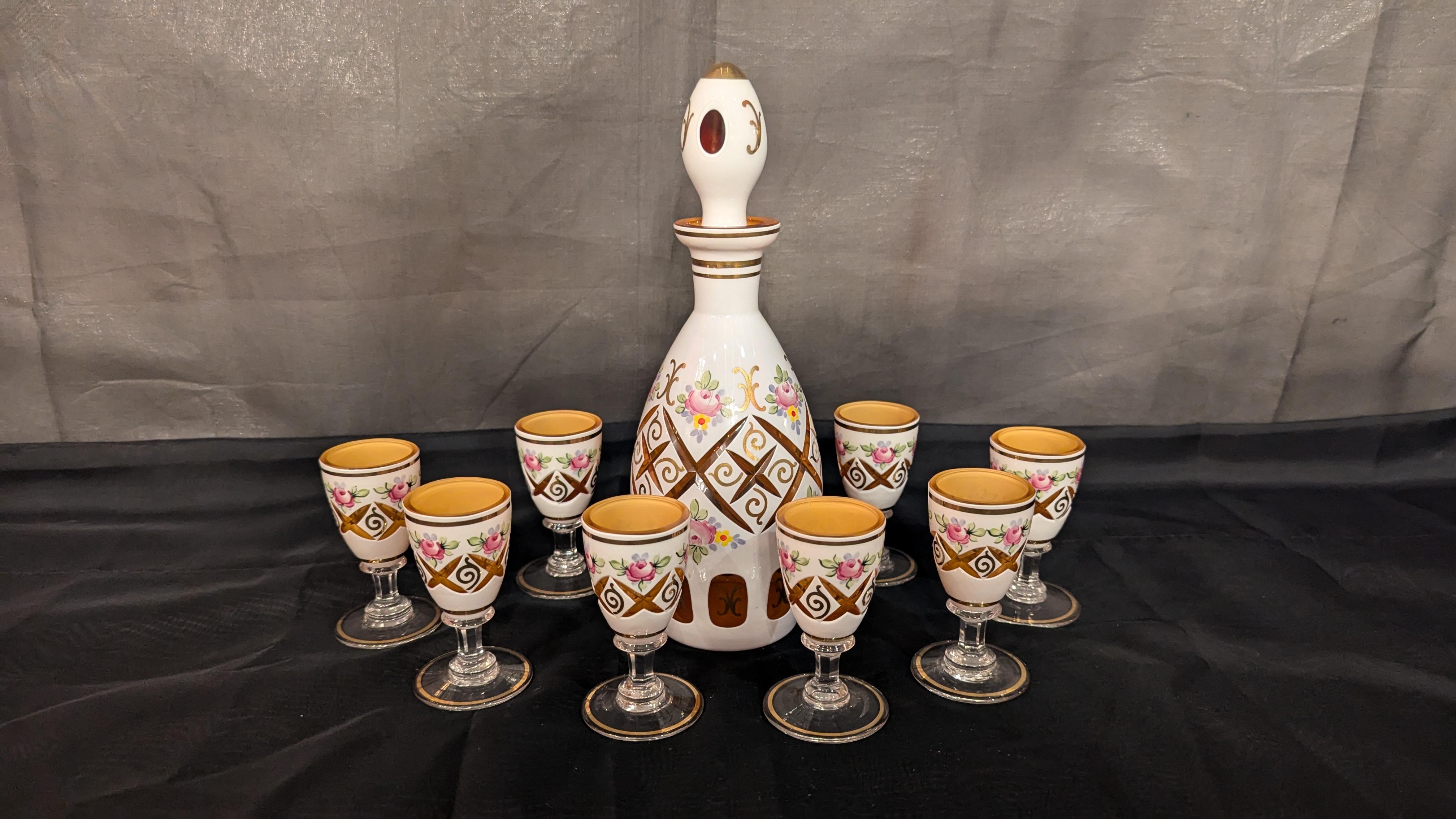 Decanter in vetro di Boemia e 8 cordiali - 9 pezzi in vendita 1