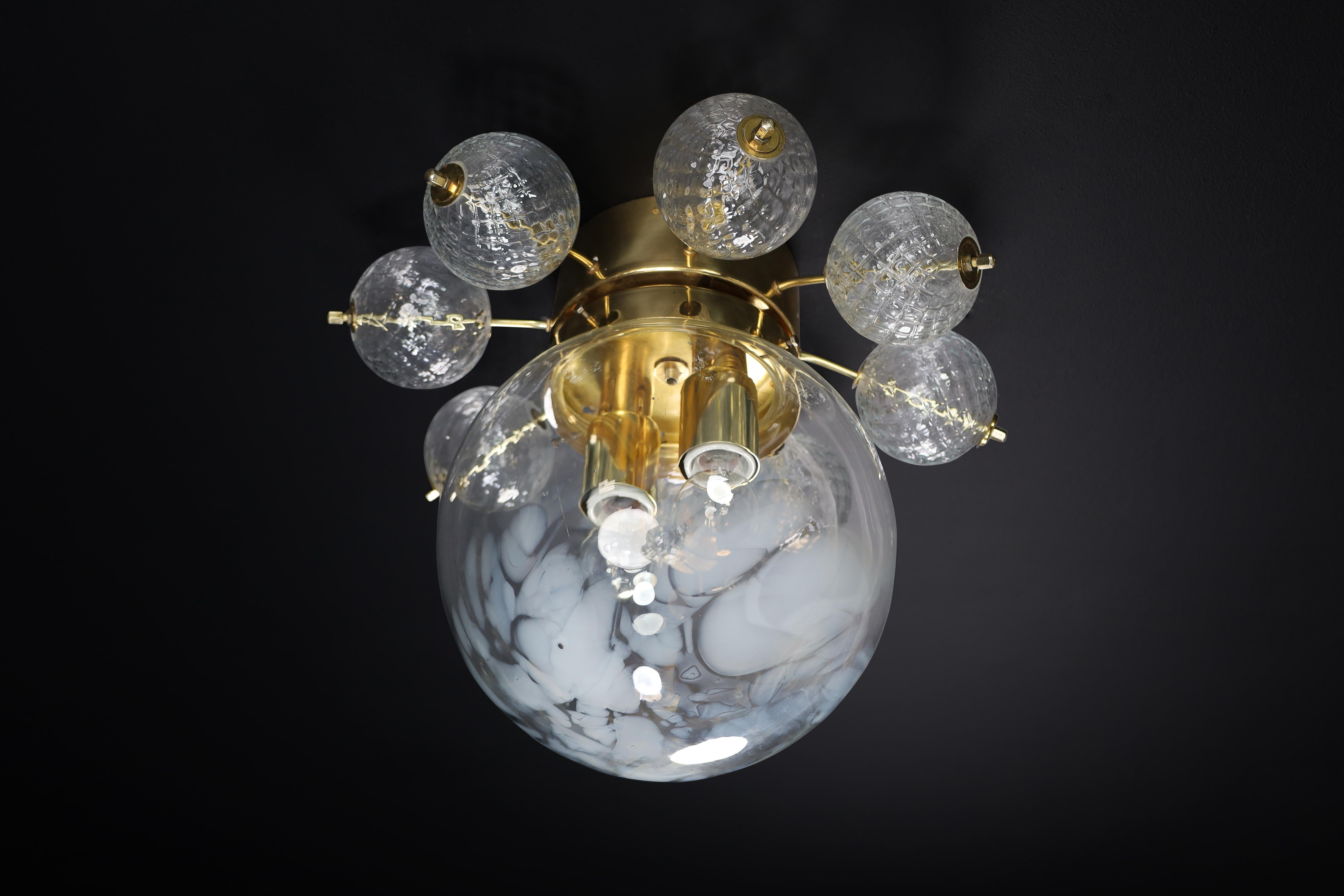 Lampada da soffitto a incasso in vetro di Boemia, Praga, anni '60 - 4 disponibili in vendita 3