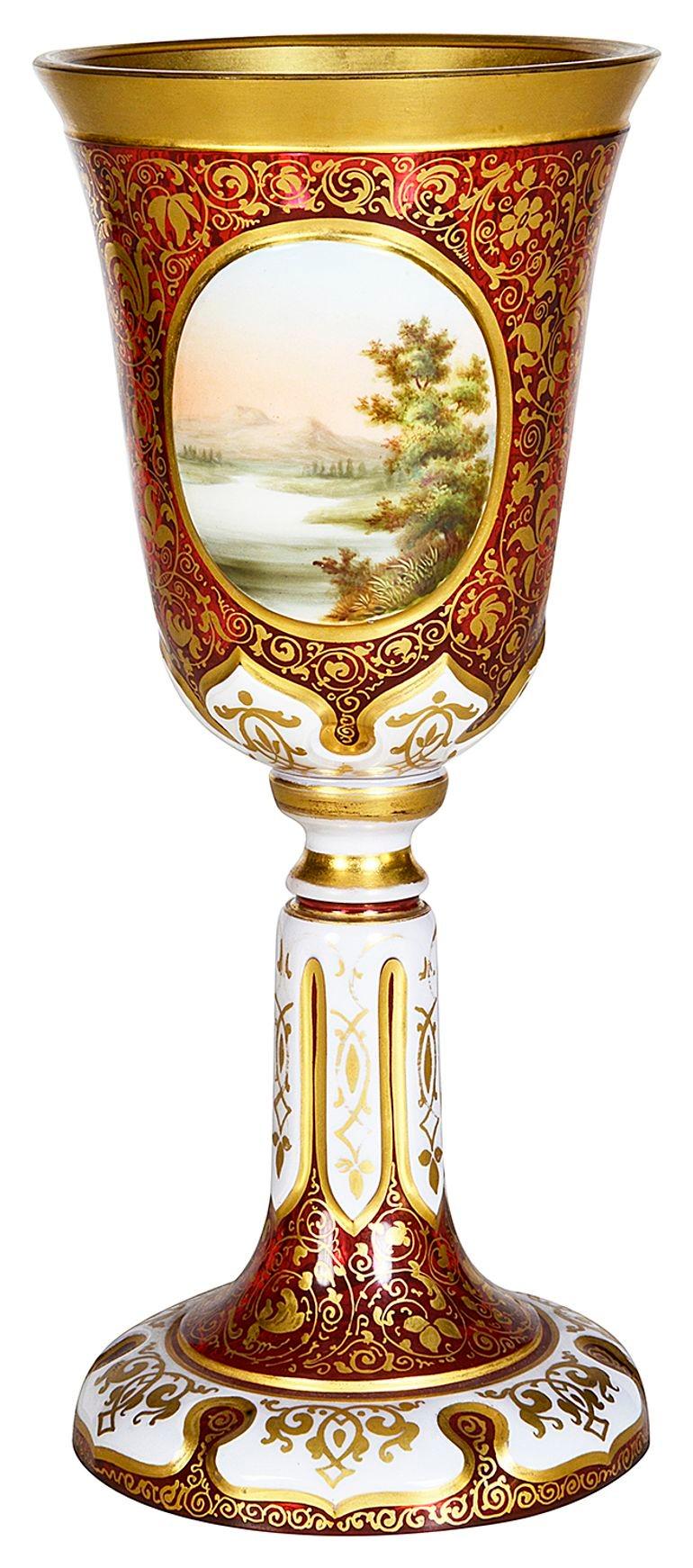 Un calice in vetro di Boemia della fine del XIX secolo di ottima qualità. Whiting con decorazioni classiche dorate a scorrimento e sovrapposizione di vetro bianco, con pannelli interni dipinti a mano raffiguranti fiori e una scena rurale con un lago