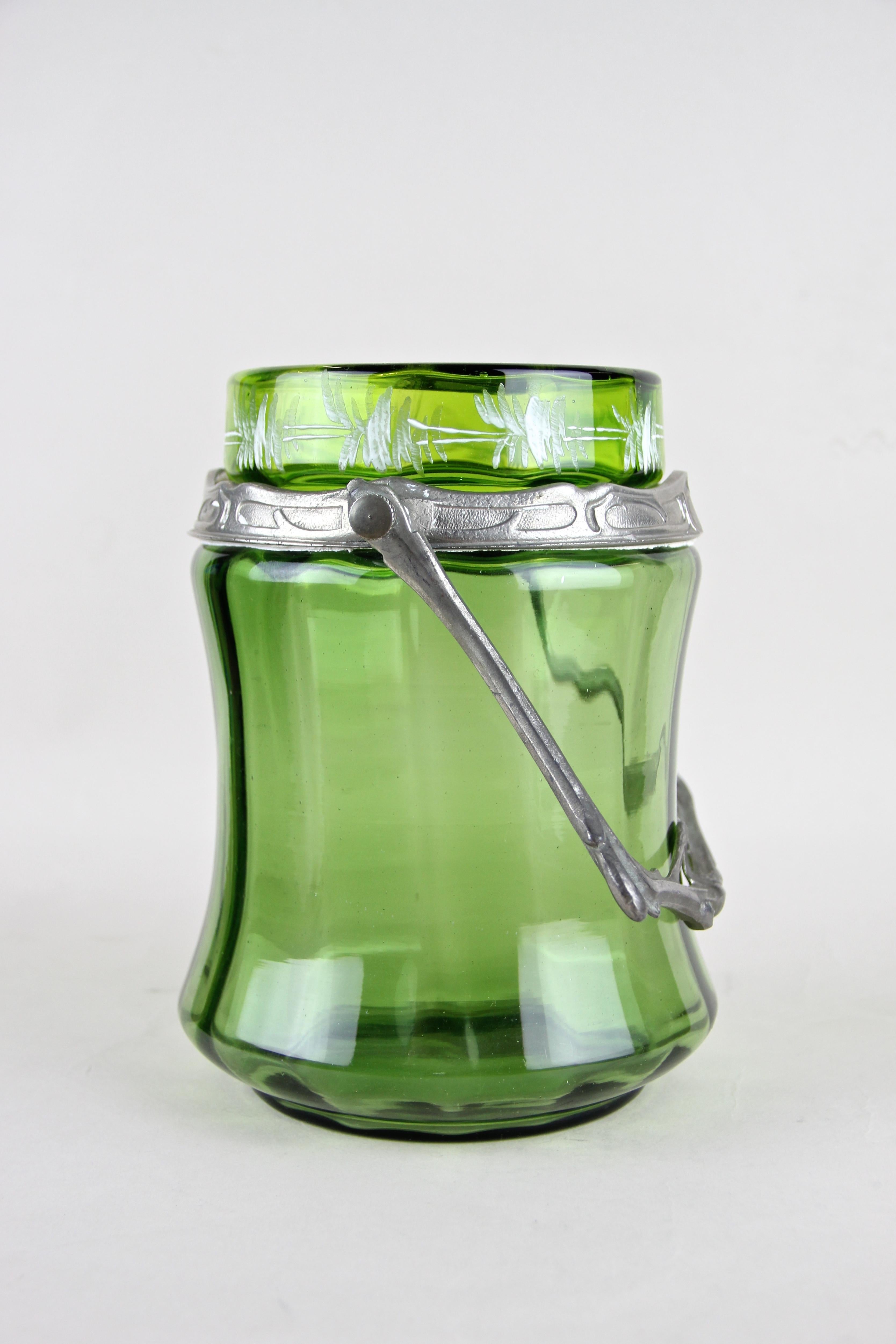 Bohemian Glass Jar with Lid Art Nouveau, CZ, circa 1900 In Good Condition In Lichtenberg, AT