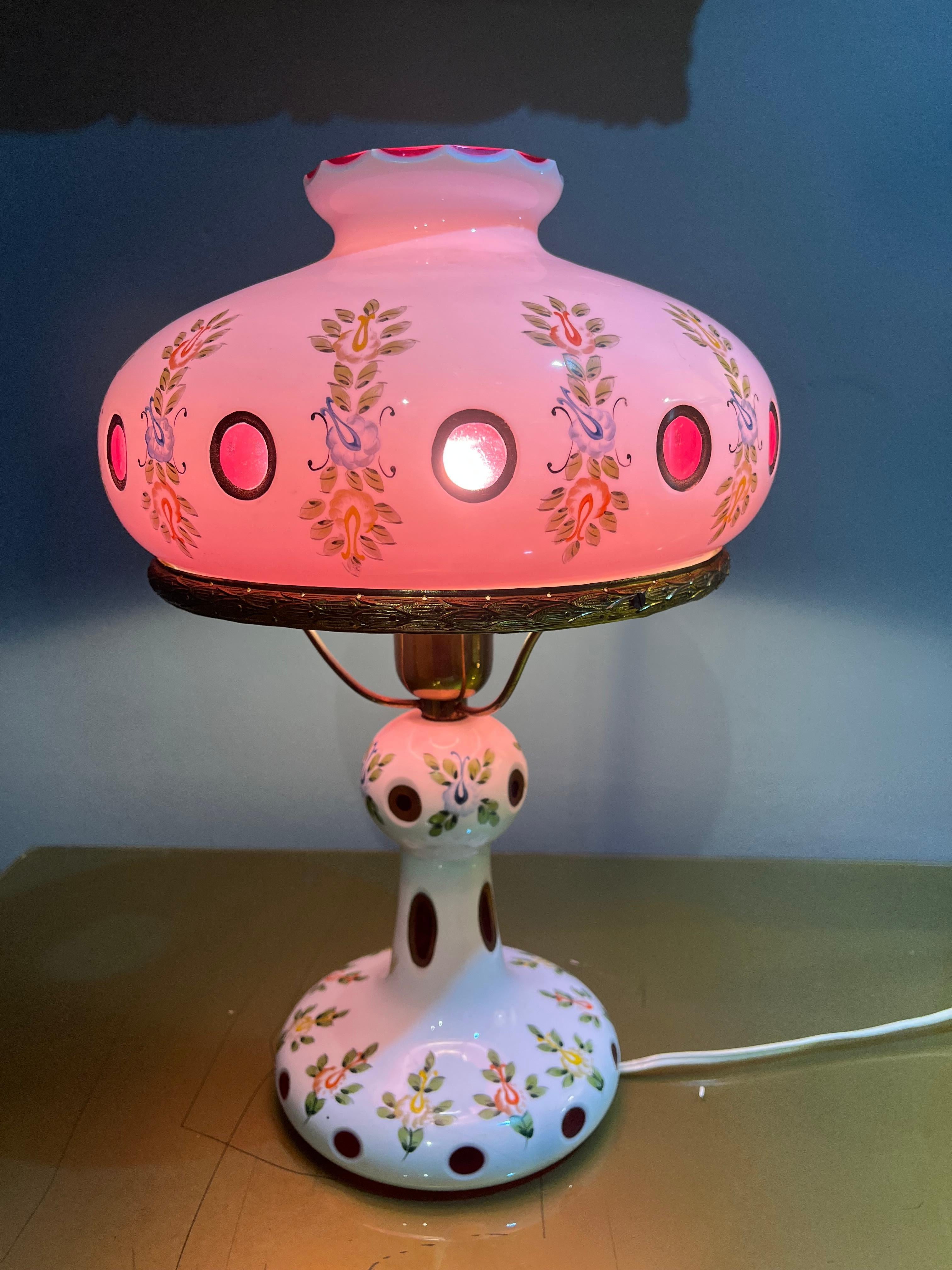 Lámpara bohemia de cristal de los años 60. Producto en buen estado con pequeños signos de desgaste causados por la edad y el uso.
Esta elegante lámpara de cristal de Bohemia es una auténtica obra maestra de artesanía, caracterizada por un refinado