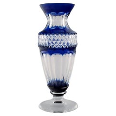 Vase en verre de Bohème en verre d'art transparent et bleu, style classique, milieu du 20e siècle