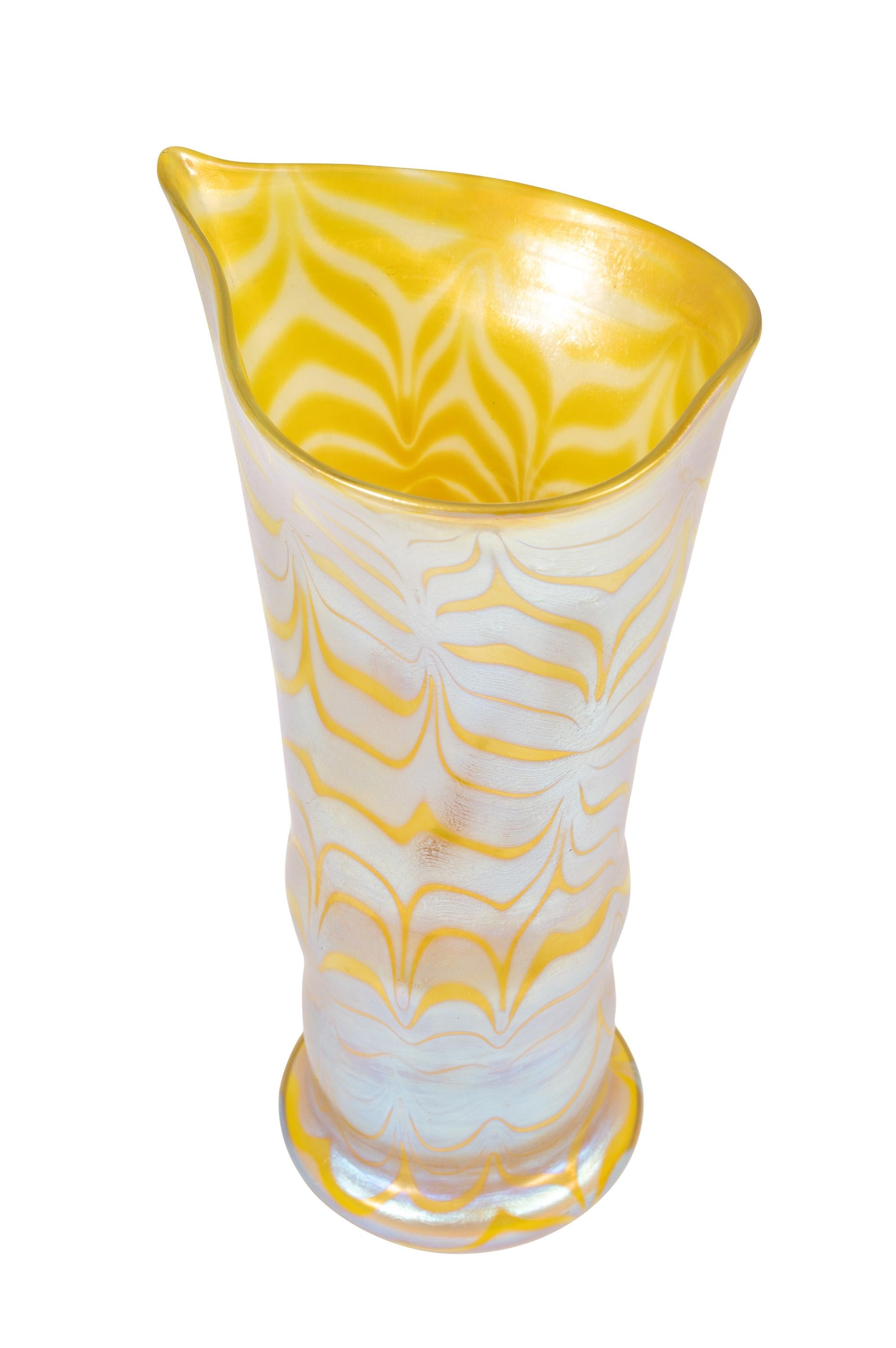 Autrichien Vase en verre de Bohème Loetz circa 1900 Art Nouveau Jugendstil jaune signé en vente