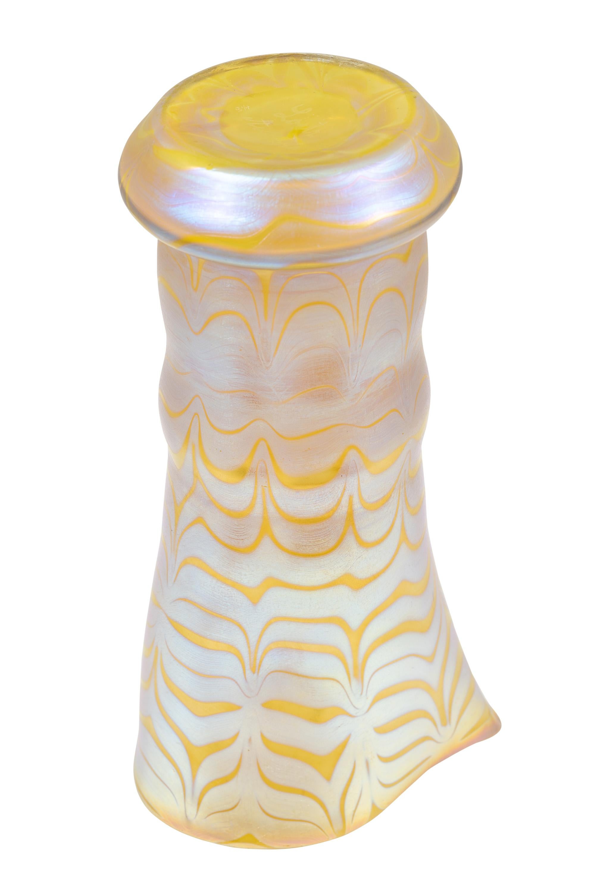 Vase en verre de Bohème Loetz circa 1900 Art Nouveau Jugendstil jaune signé Bon état - En vente à Klosterneuburg, AT