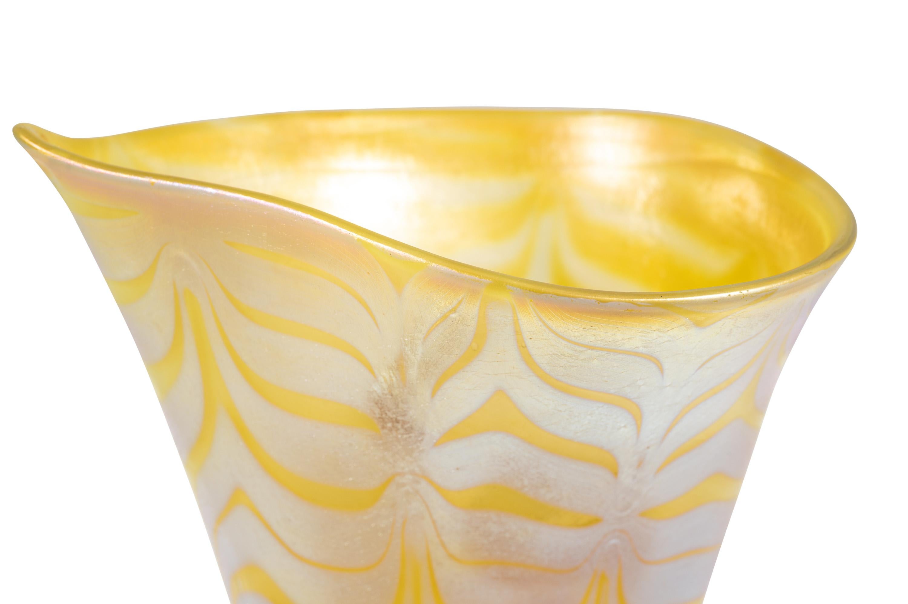 Verre Vase en verre de Bohème Loetz circa 1900 Art Nouveau Jugendstil jaune signé en vente