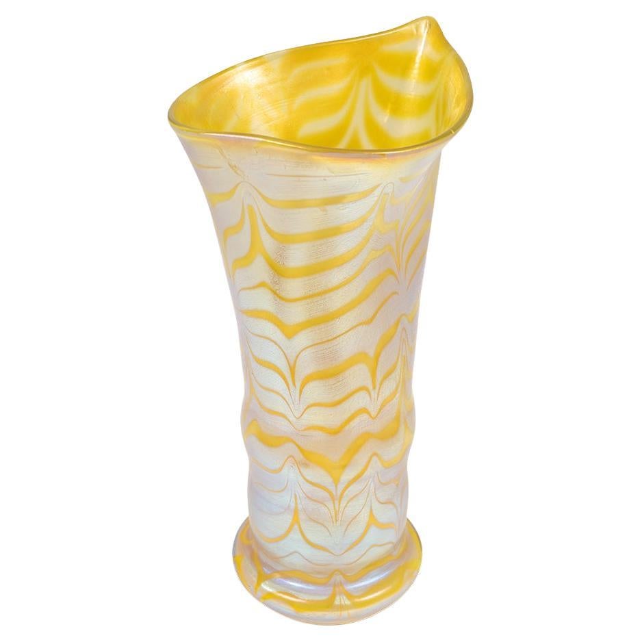 Vase en verre de Bohème Loetz circa 1900 Art Nouveau Jugendstil jaune signé en vente