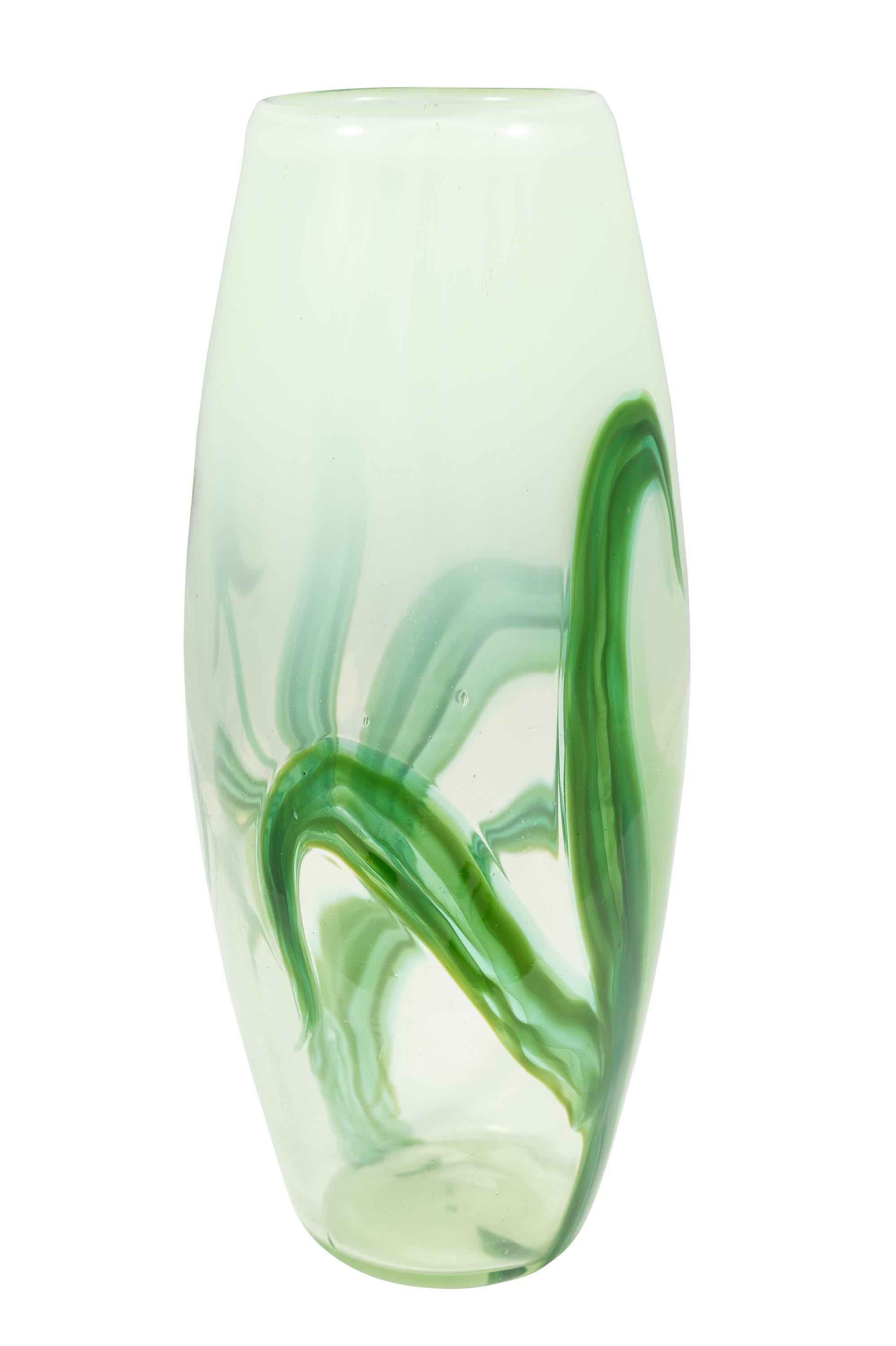 Autrichien Vase en verre de Bohême Loetz Glass circa 1900 Flower Art Nouveau Jugendstil Green Red en vente