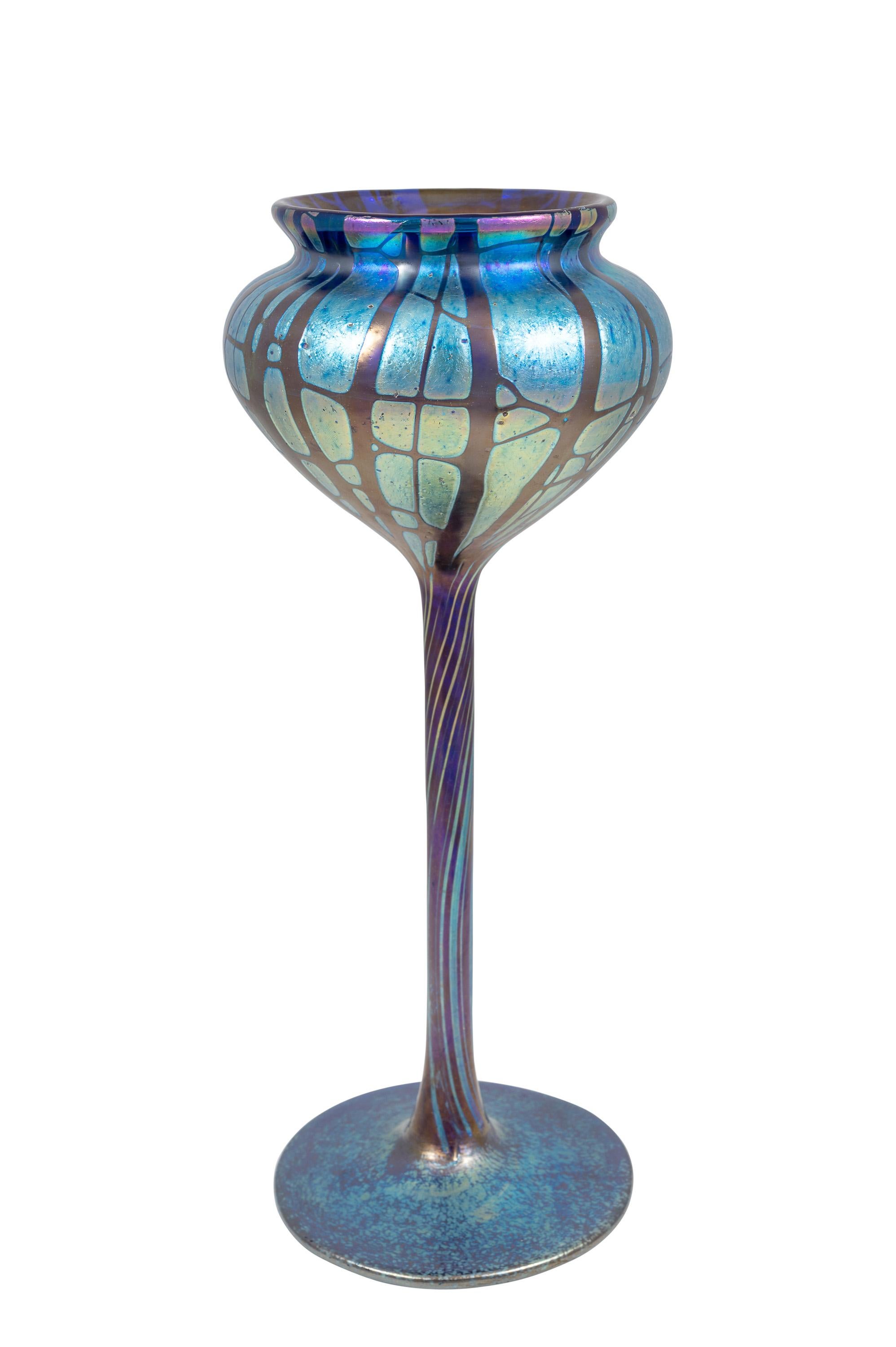 Jugendstil Vase en verre Loetz Glass circa 1900 Pampas Cobalt Art Nouveau Bleu en vente