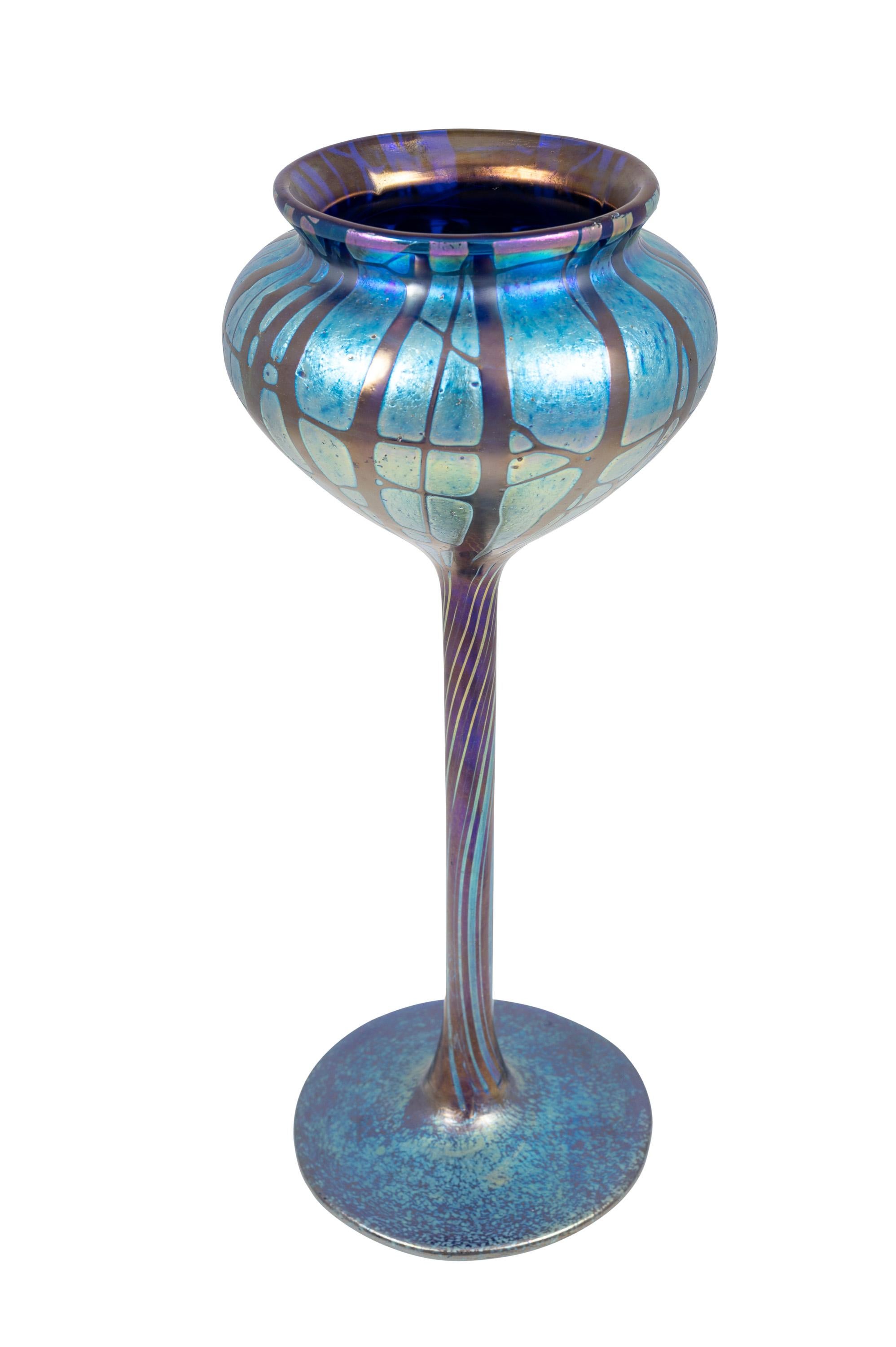 Autrichien Vase en verre Loetz Glass circa 1900 Pampas Cobalt Art Nouveau Bleu en vente