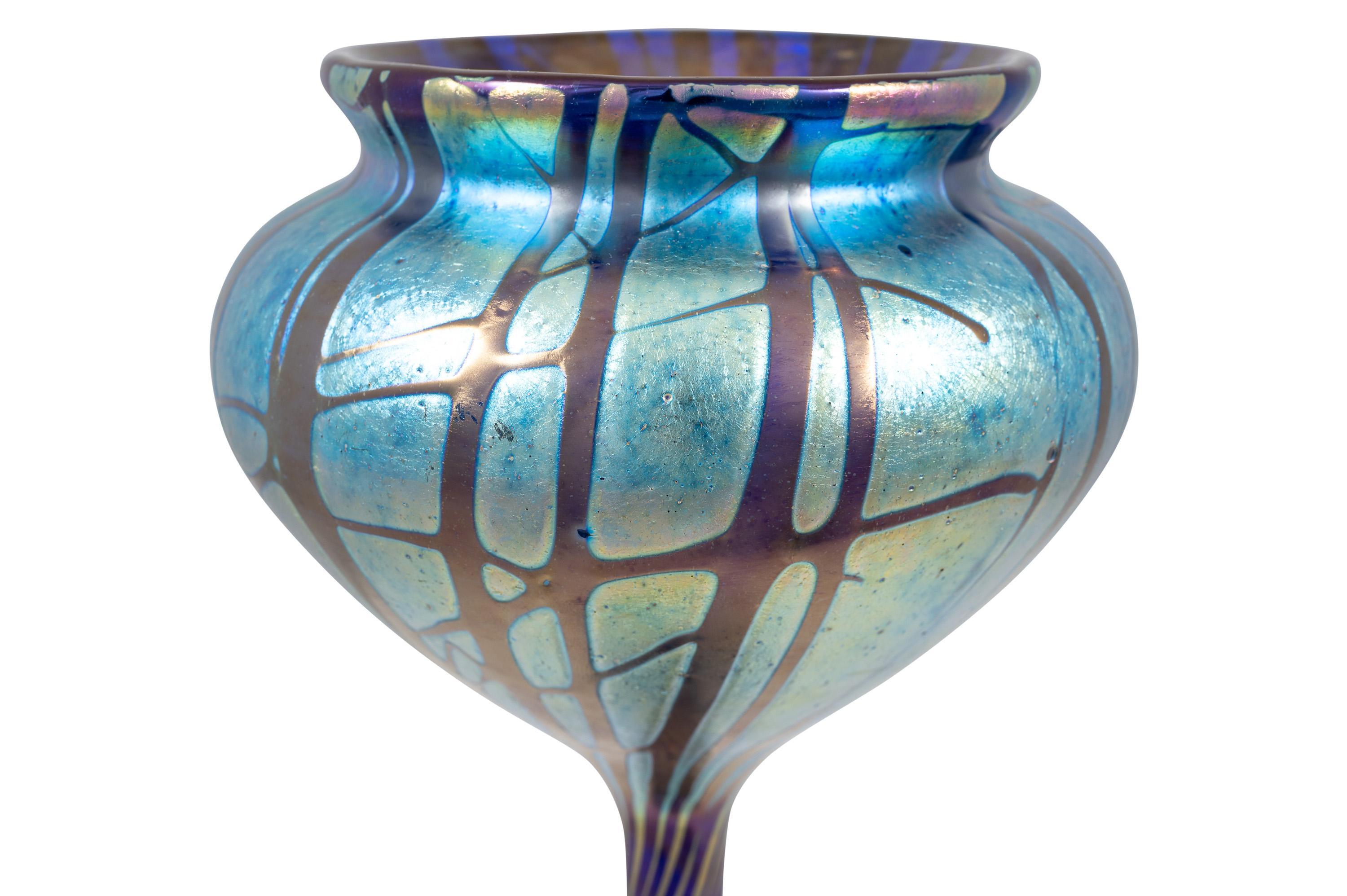 20ième siècle Vase en verre Loetz Glass circa 1900 Pampas Cobalt Art Nouveau Bleu en vente