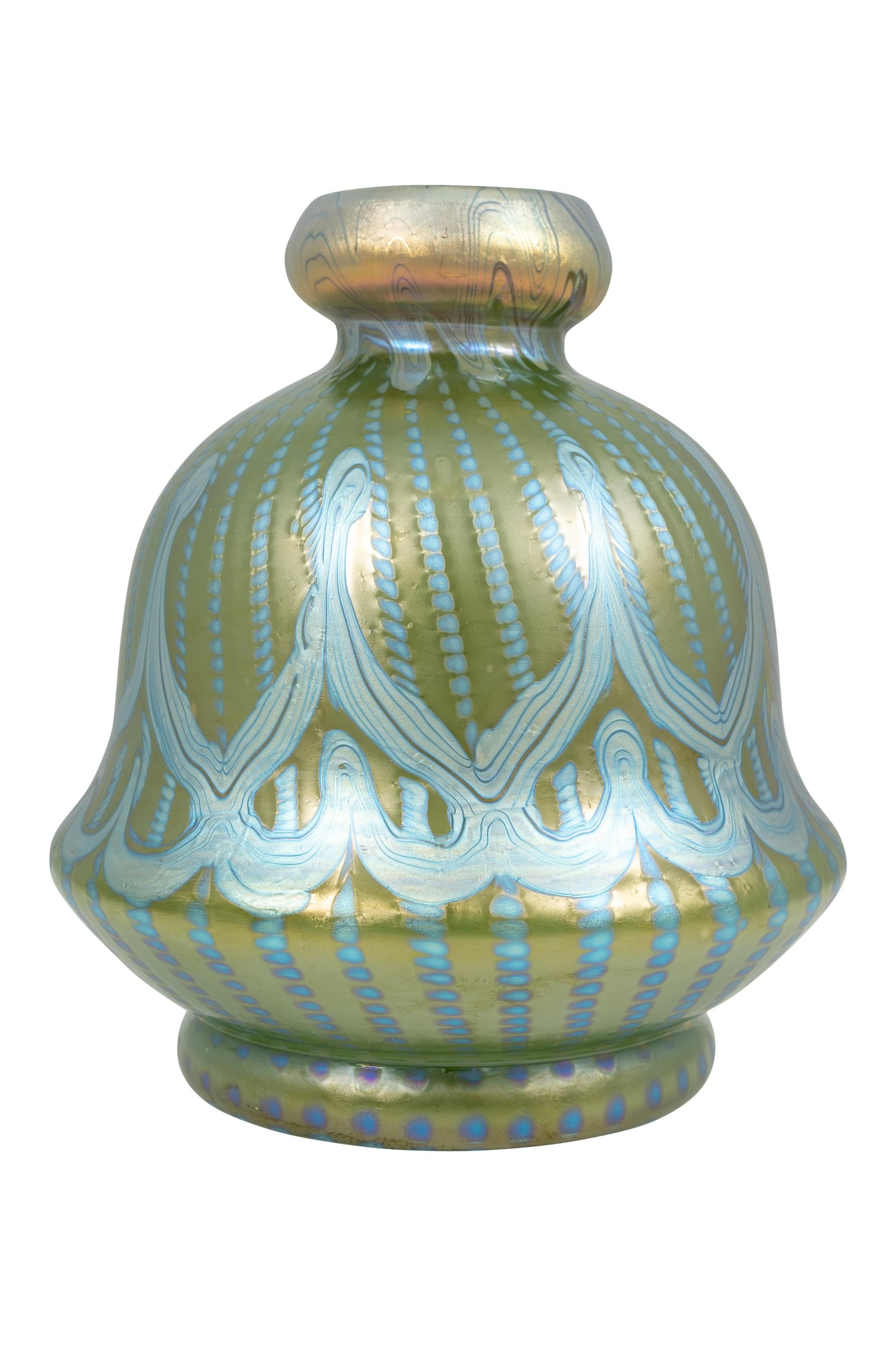 Vase aus böhmischem Glas, hergestellt von Johann Loetz Witwe, nicht identifiziertes Dekor, um 1900, Blau, Silber, Grün, Wiener Jugendstil, Jugendstil, Art Deco, Kunstglas, irisierendes Glas.

Technik und MATERIAL: Glas, formgeblasen und frei