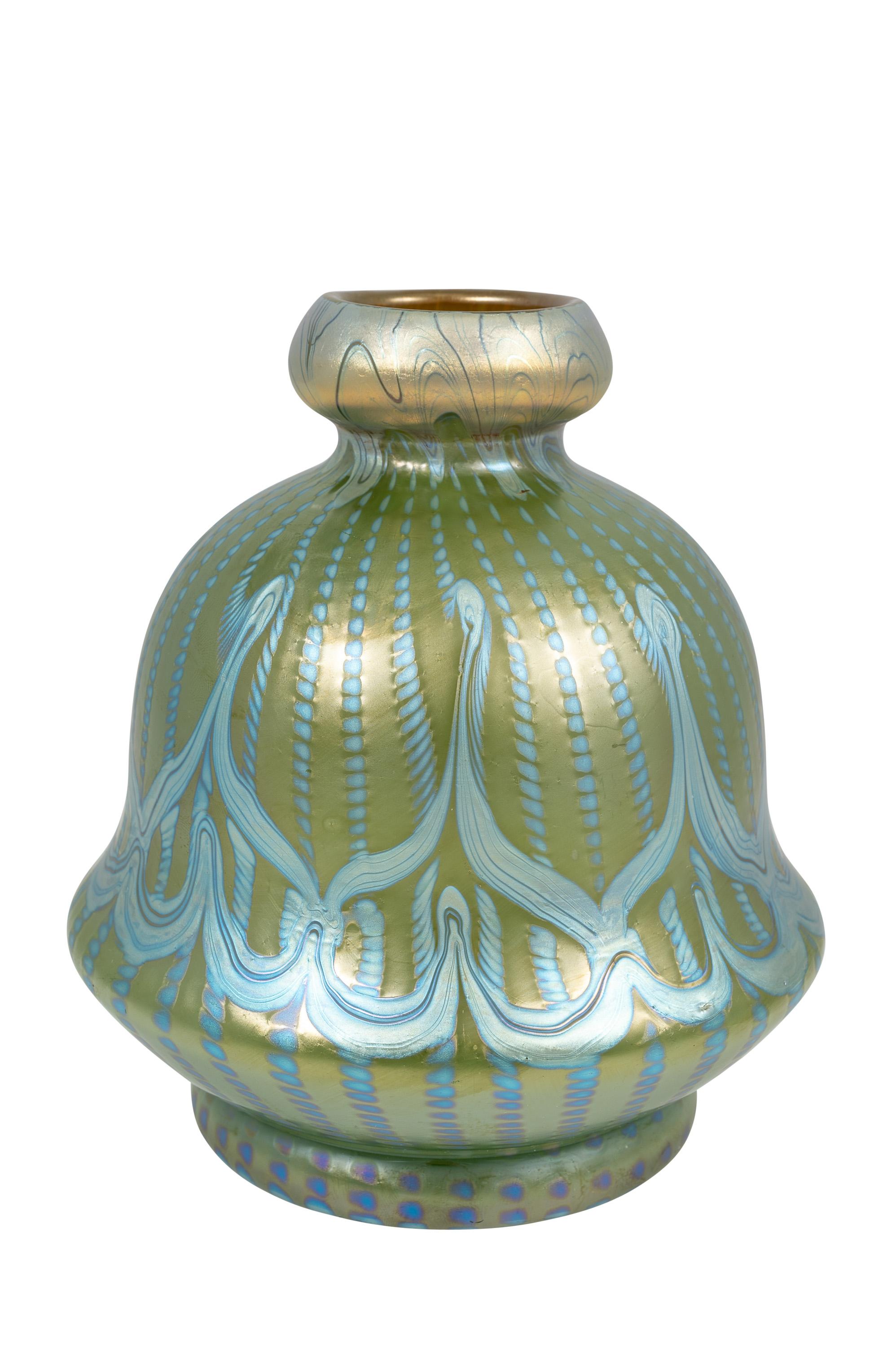 Autrichien Vase en verre de Bohème Loetz circa 1900 signé Art Nouveau Jugendstil bleu vert en vente