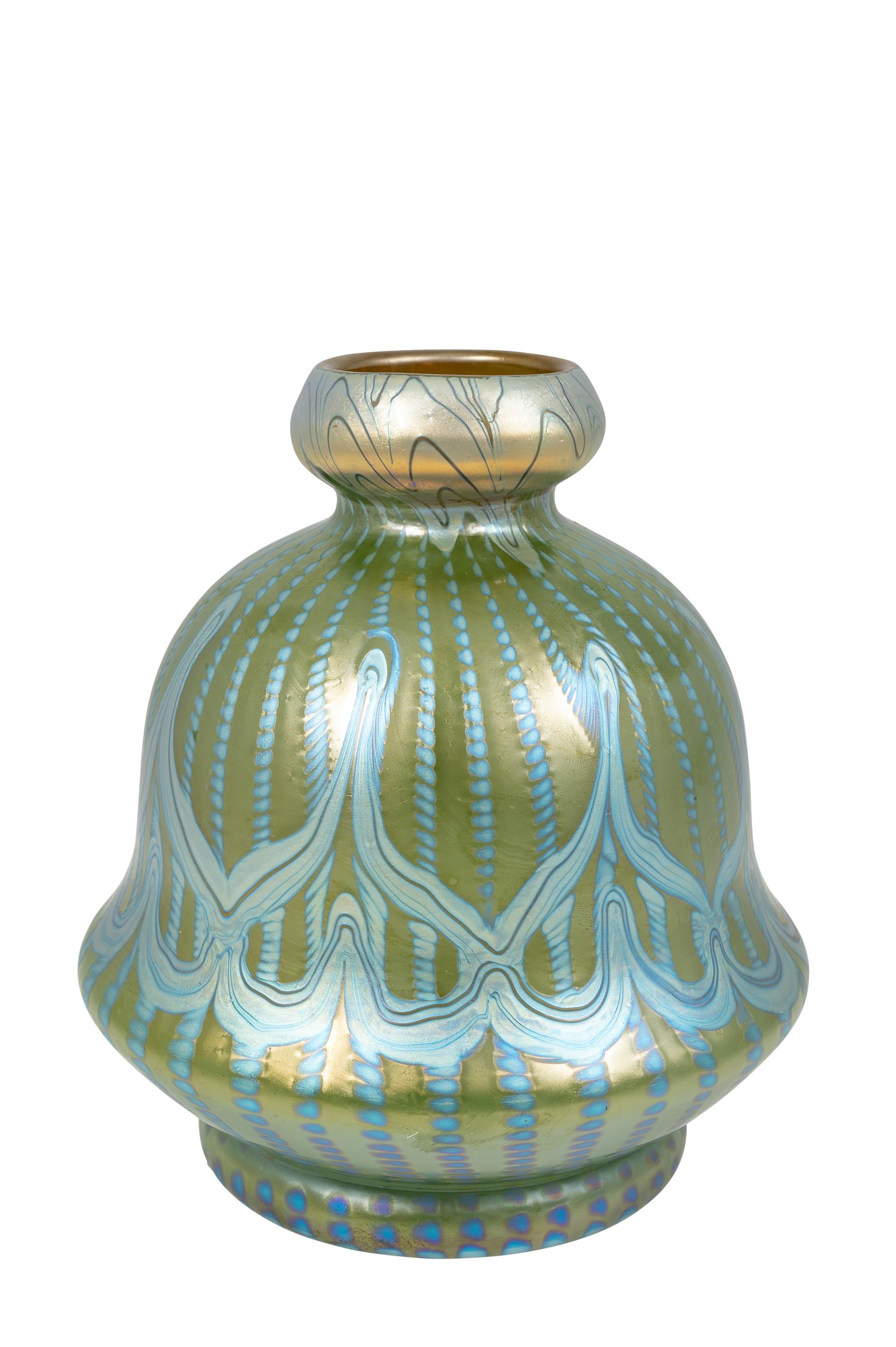 Vase en verre de Bohème Loetz circa 1900 signé Art Nouveau Jugendstil bleu vert Bon état - En vente à Klosterneuburg, AT