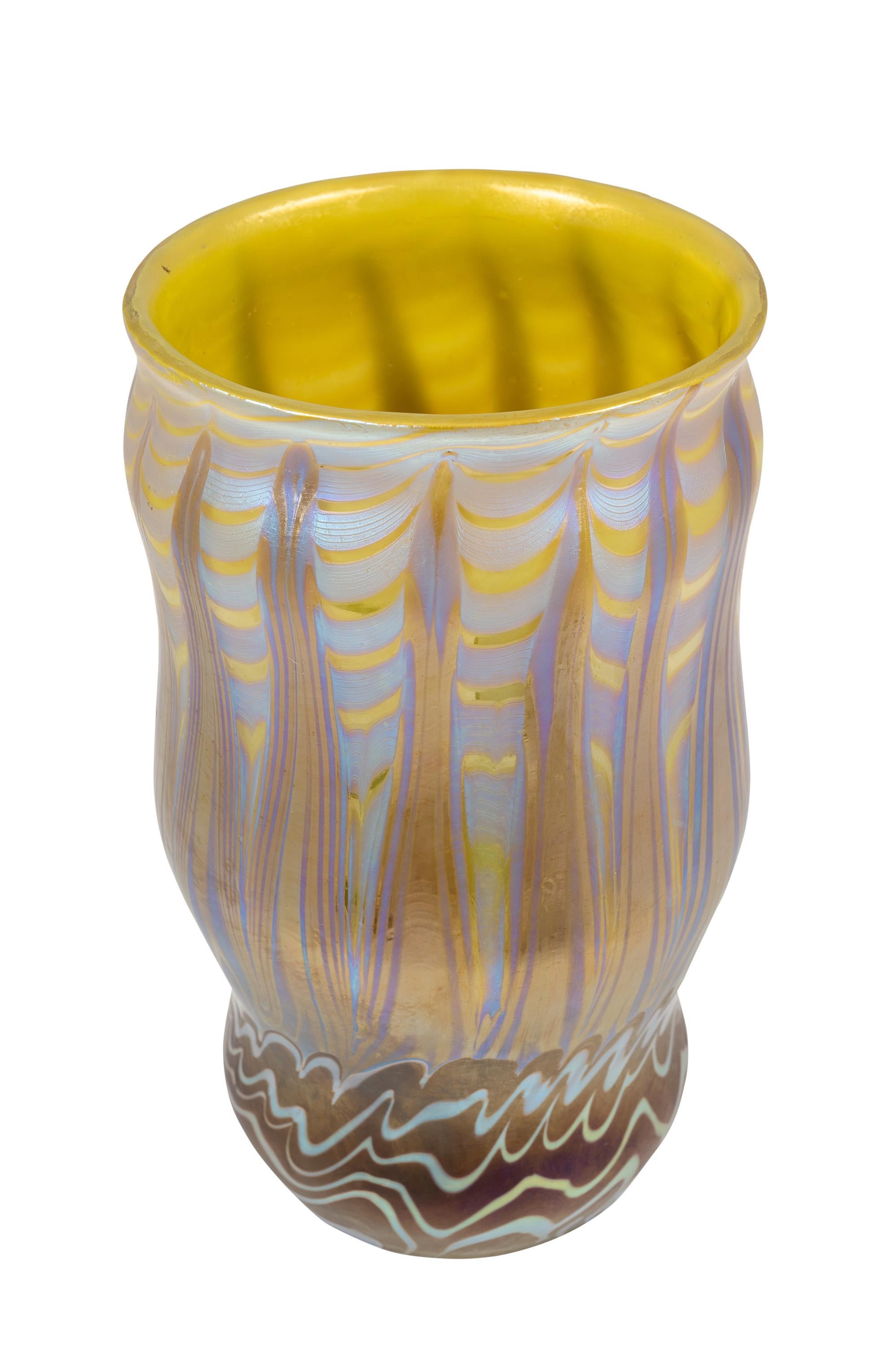 Autrichien Vase en verre de Bohême Loetz Glass circa 1900 Signé Art Nouveau Jugendstil Jaune Marron