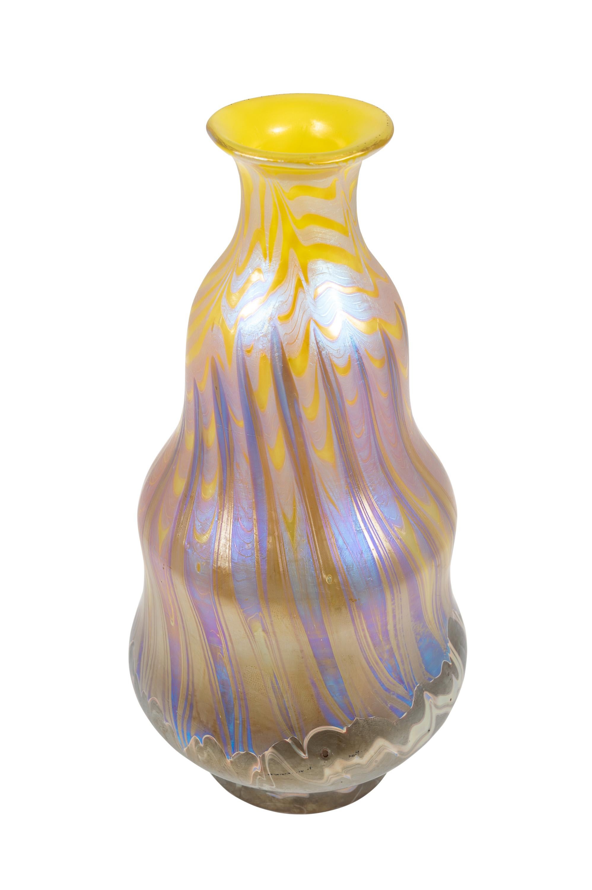Vase en verre de Bohème Loetz circa 1900 jaune violet Art Nouveau Jugendstil signé Bon état - En vente à Klosterneuburg, AT
