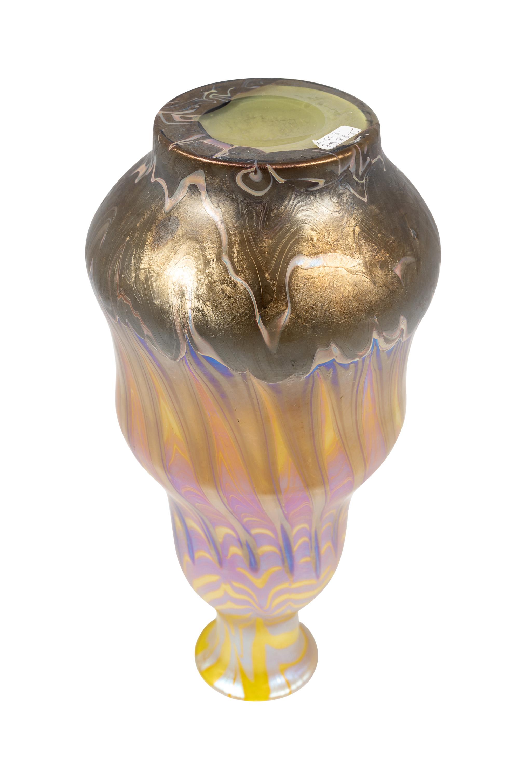 20ième siècle Vase en verre de Bohème Loetz circa 1900 jaune violet Art Nouveau Jugendstil signé en vente