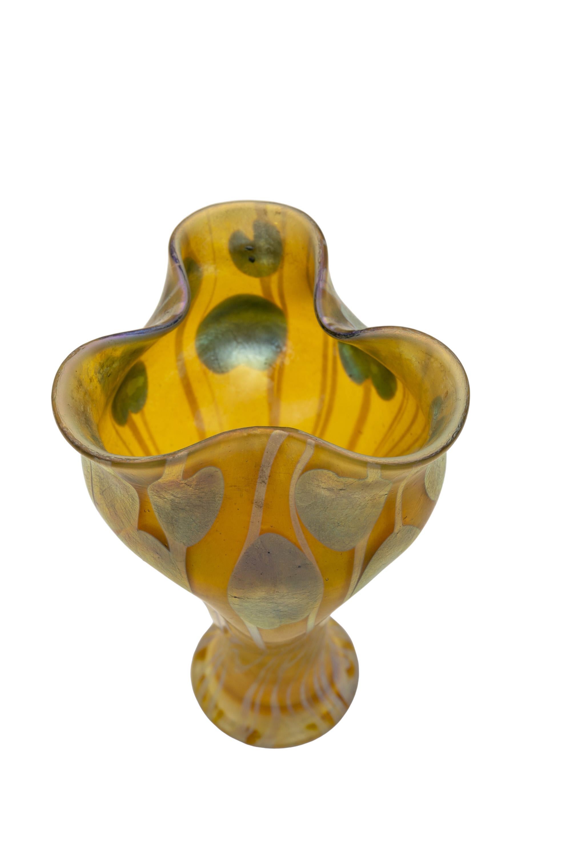 Jugendstil Vase en verre de Bohème Loetz Glass circa 1901 Viennese Art Nouveau Yellow Gold Silver en vente
