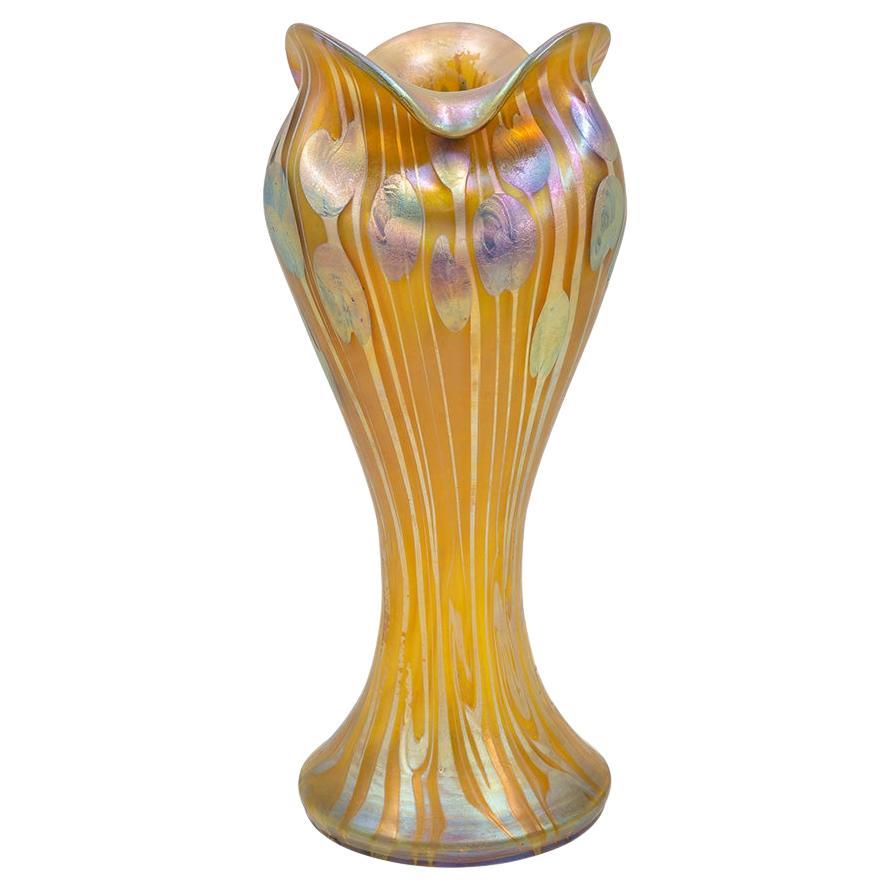 Vase en verre de Bohème Loetz Glass circa 1901 Viennese Art Nouveau Yellow Gold Silver