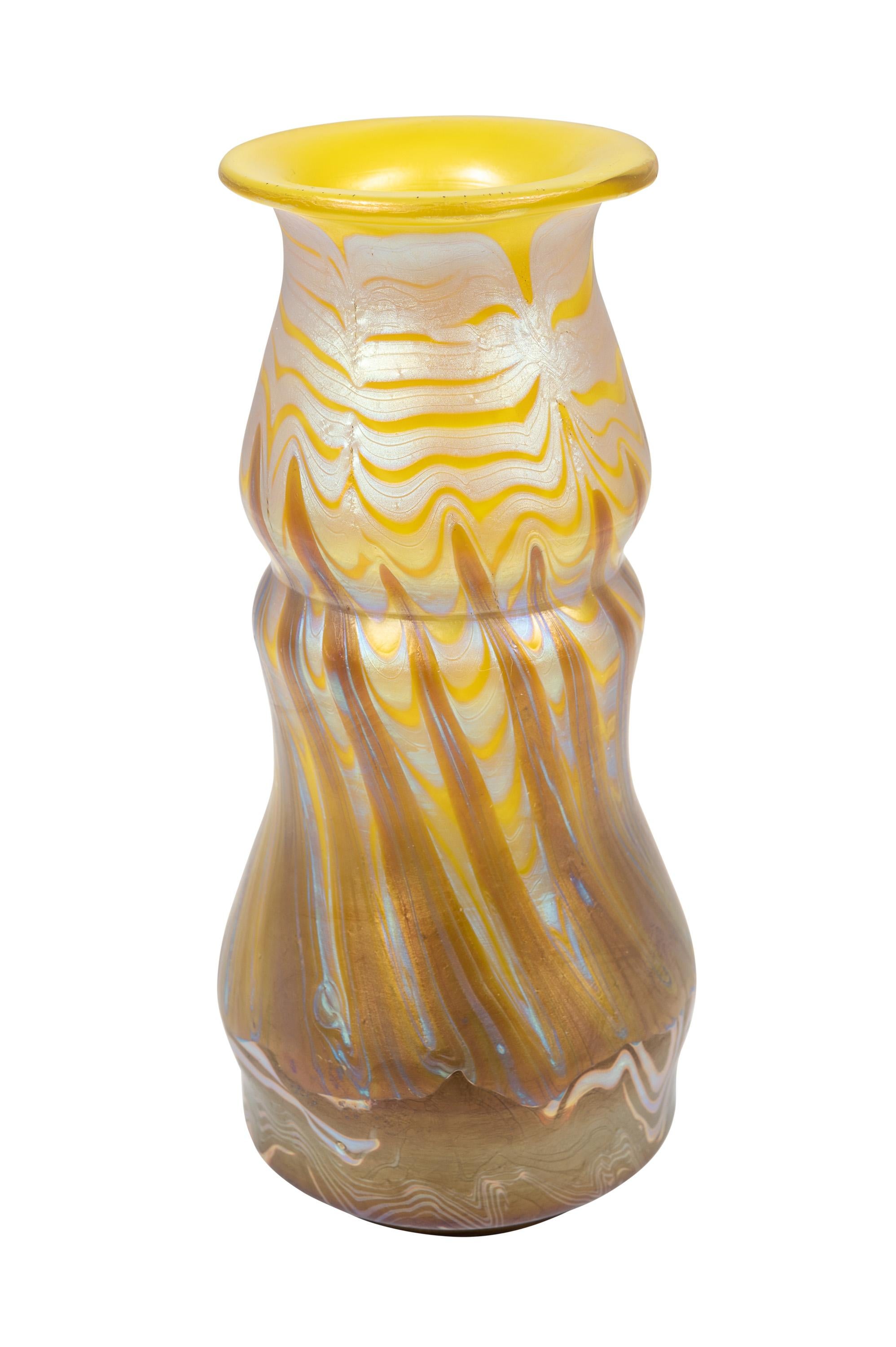 Vase, Johann Loetz Witwe, Dekor Phenomen Genre 356, um 1900, signiert

Technik: Glas, formgeblasen und frei geformt, reduziert und schillernd

Vase signiert 