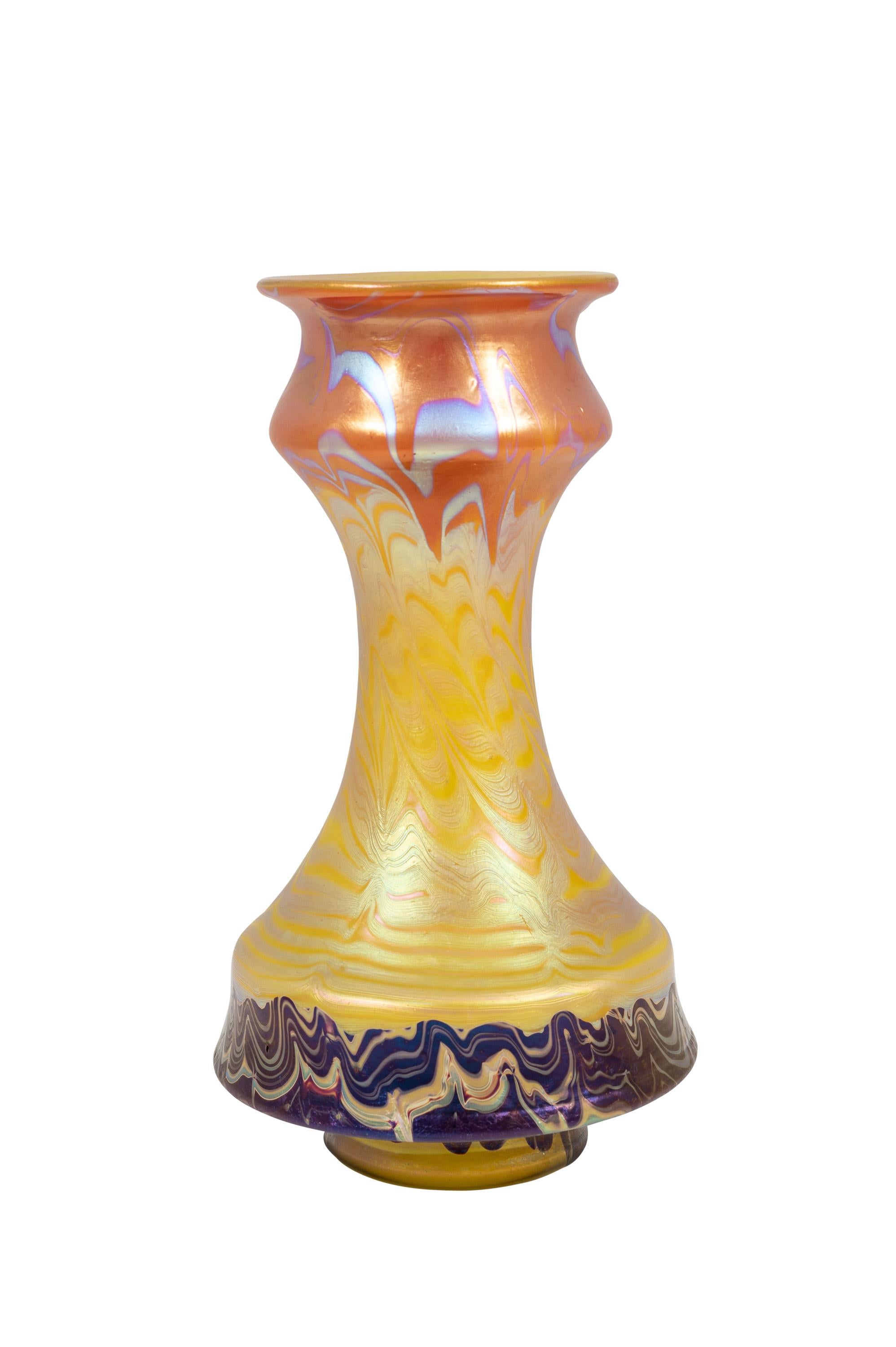 Vase autrichien en verre Jugendstil fabriqué par Johann Loetz Witwe, décor Phenomen Genre 358, vers 1900

Ce vase en verre est un exemple extraordinaire de la capacité de conception de la manufacture Loetz. La décoration Phénomène Genre 358 est