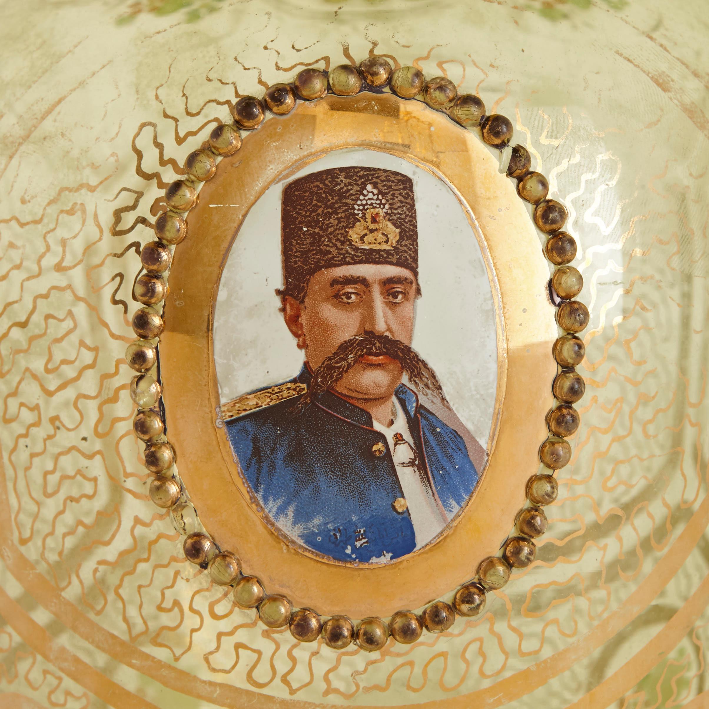Bohémien Decanter in vetro verde di Boemia con ritratto di Mozaffar al-Din Shah in vendita