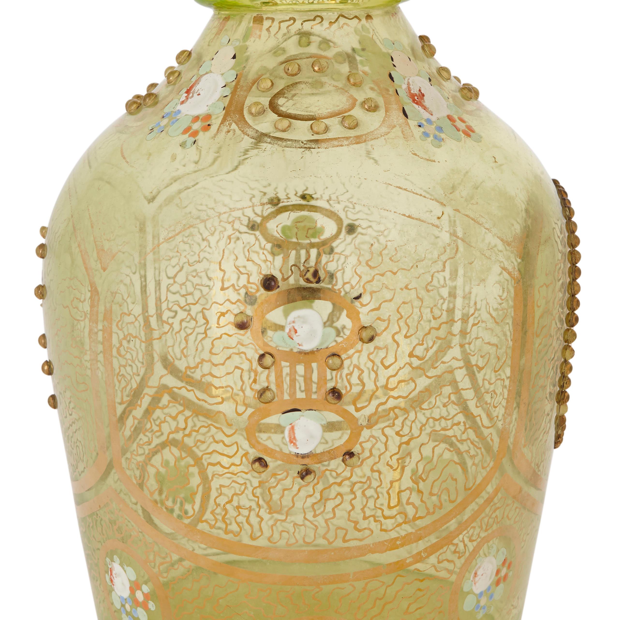 Ceco Decanter in vetro verde di Boemia con ritratto di Mozaffar al-Din Shah in vendita