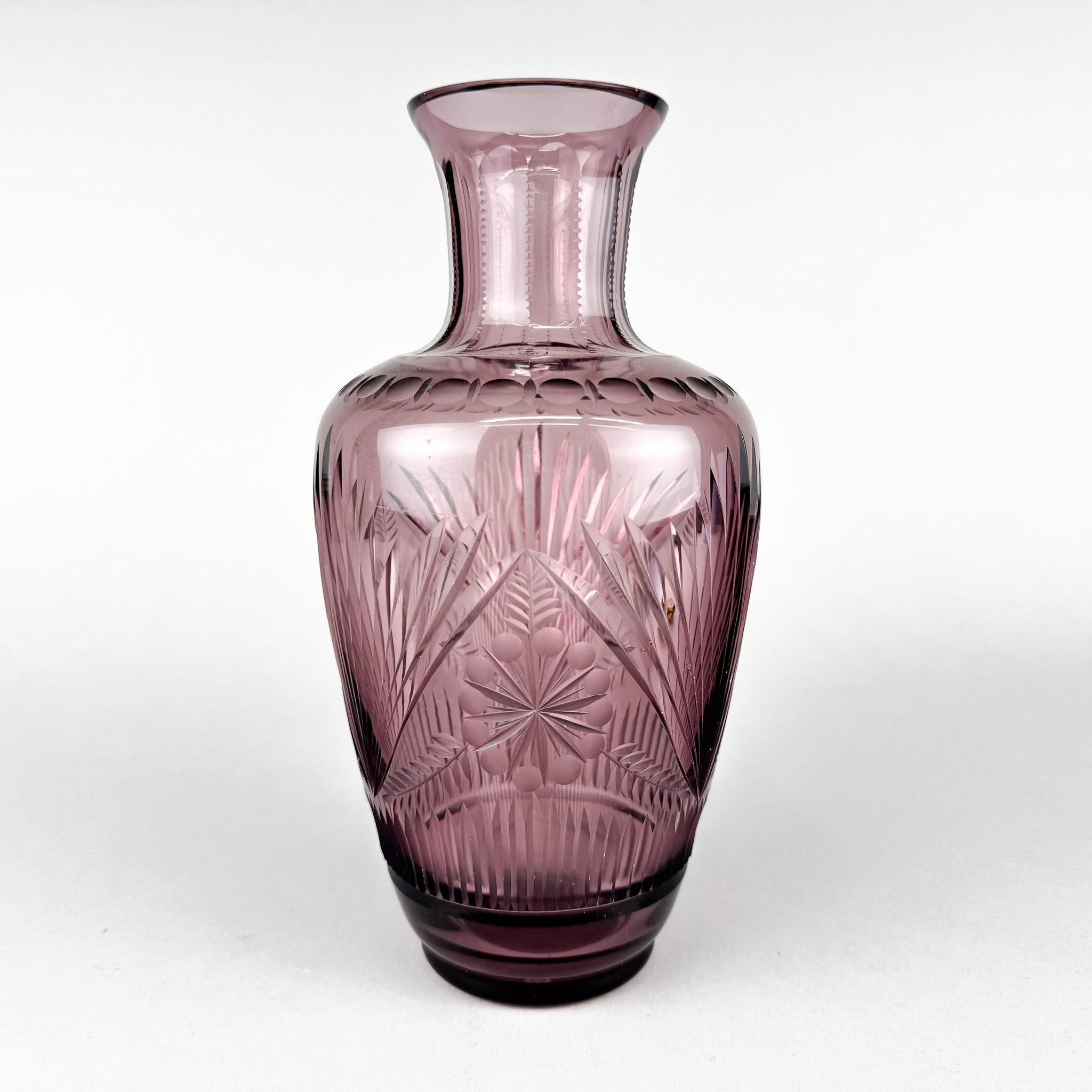 Vase vintage en verre taillé à la main à parois épaisses d'une belle couleur violette.