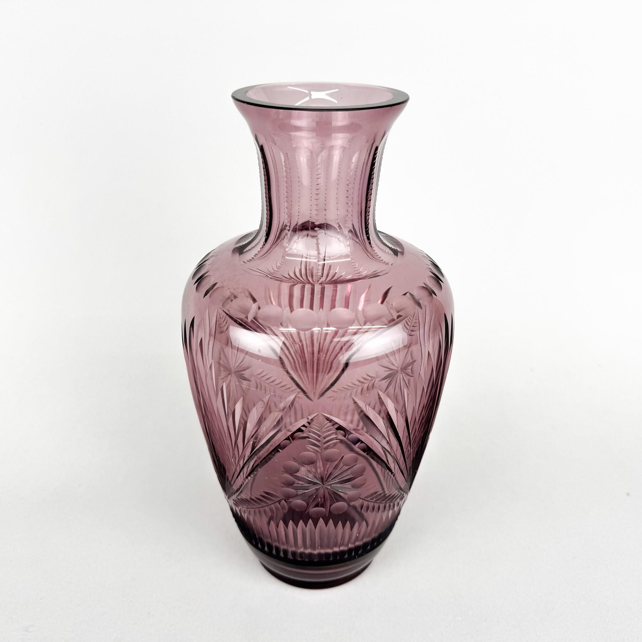 Tchèque Vase bohème en verre taillé à la main, 1970 en vente