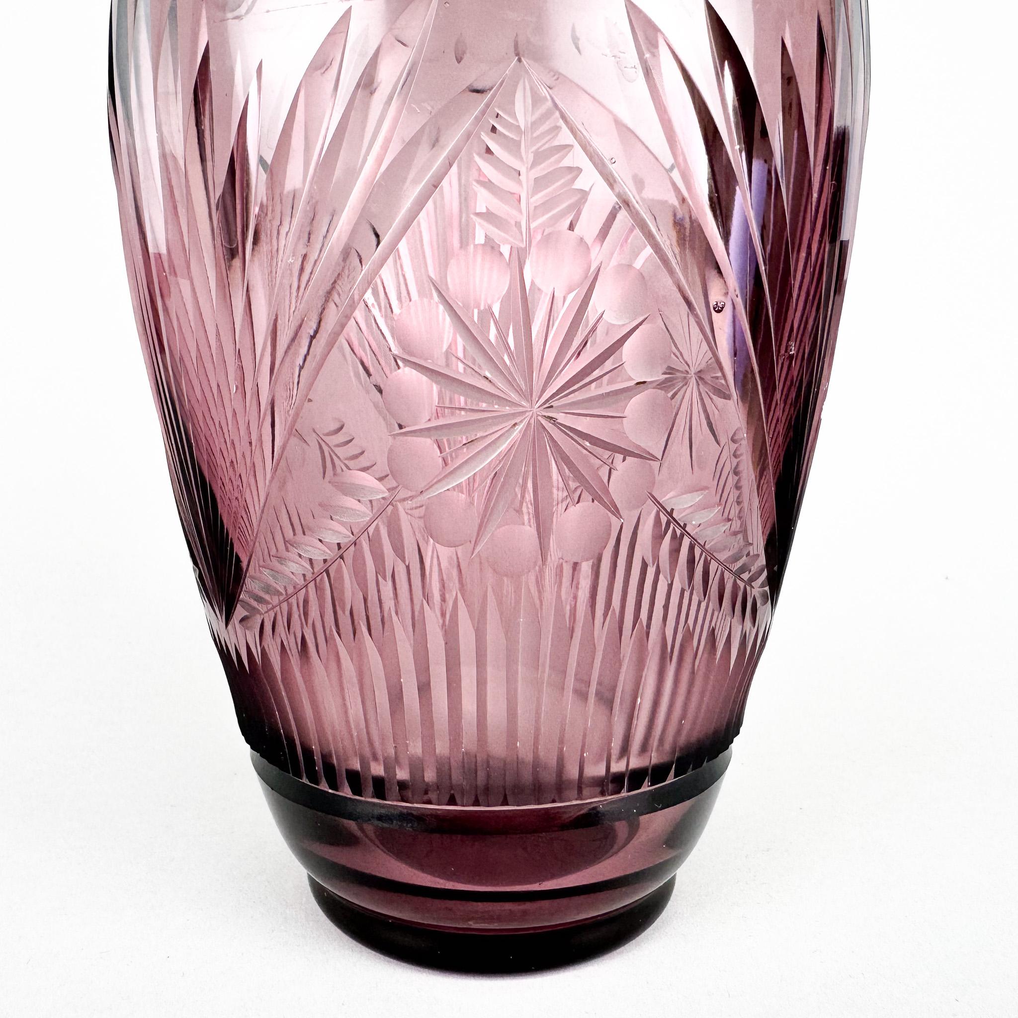 Vase bohème en verre taillé à la main, 1970 Bon état - En vente à Praha, CZ