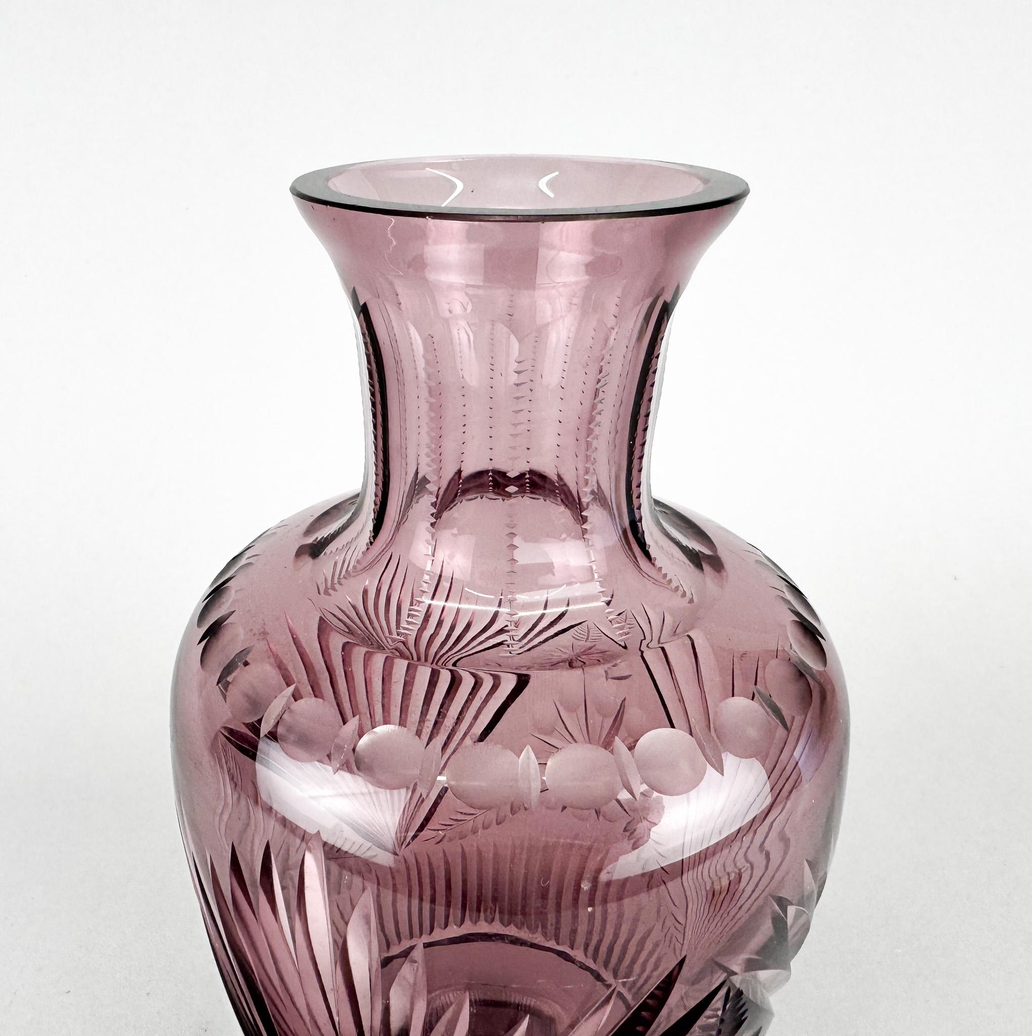 Verre Vase bohème en verre taillé à la main, 1970 en vente