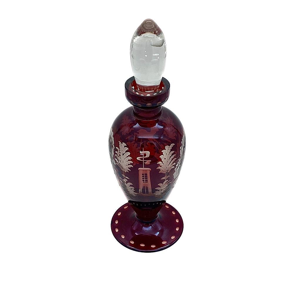 Dies ist ein böhmischer, rubinroter Parfümflakon. Diese handgeschliffene Flasche hat springende Rentiere, ein stilisiertes 
