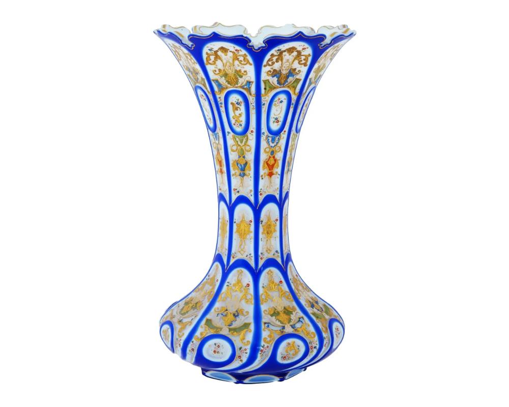 Tchèque Exceptionnel vase cannelé de Bohème en verre opalin émaillé à la main, marché islamique en vente