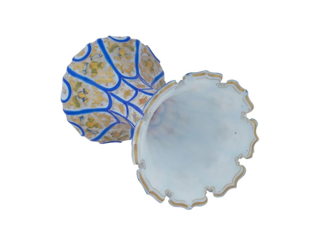 Émaillé Exceptionnel vase cannelé de Bohème en verre opalin émaillé à la main, marché islamique en vente